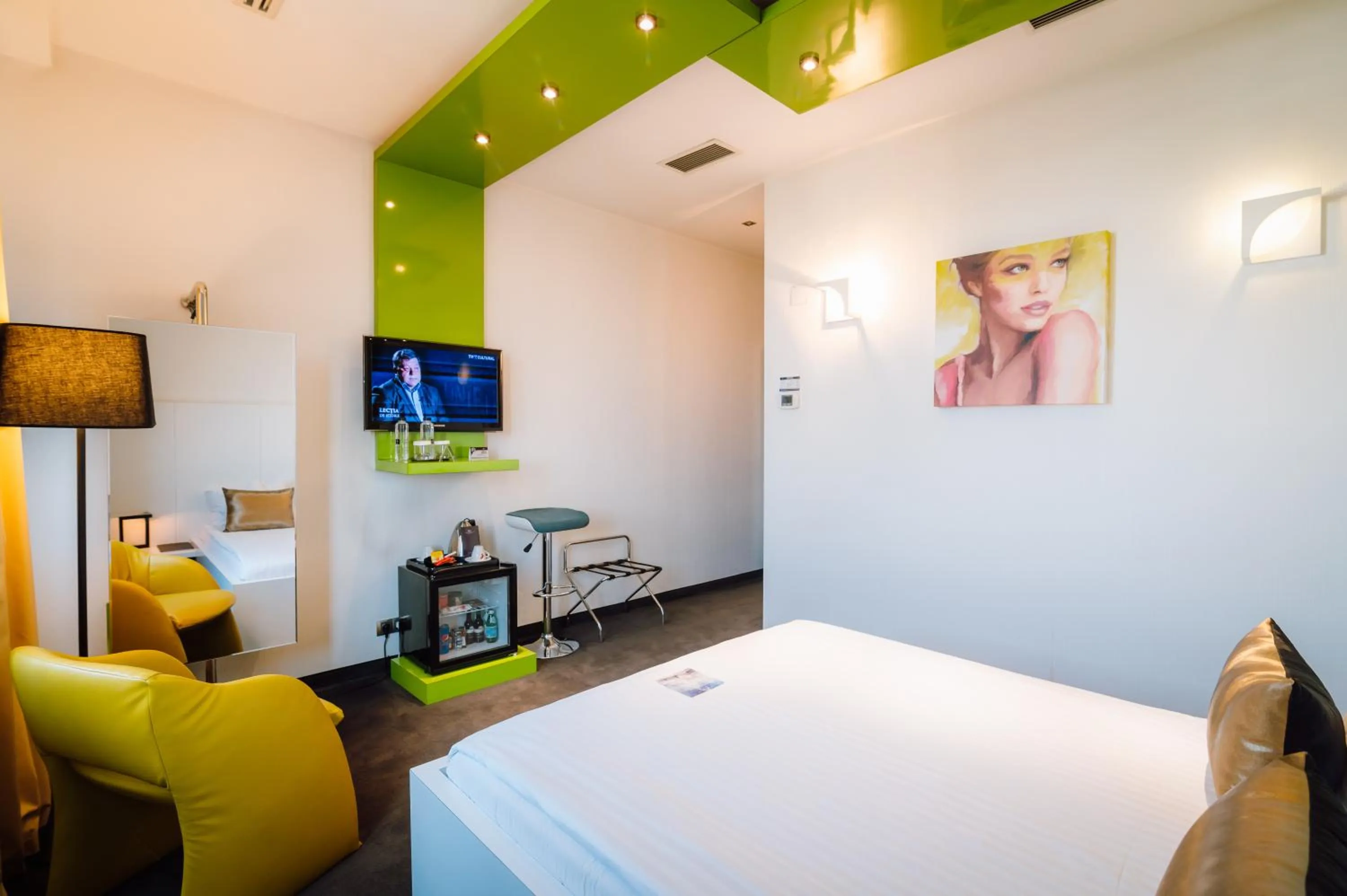 Bed in Plaza V Hotel