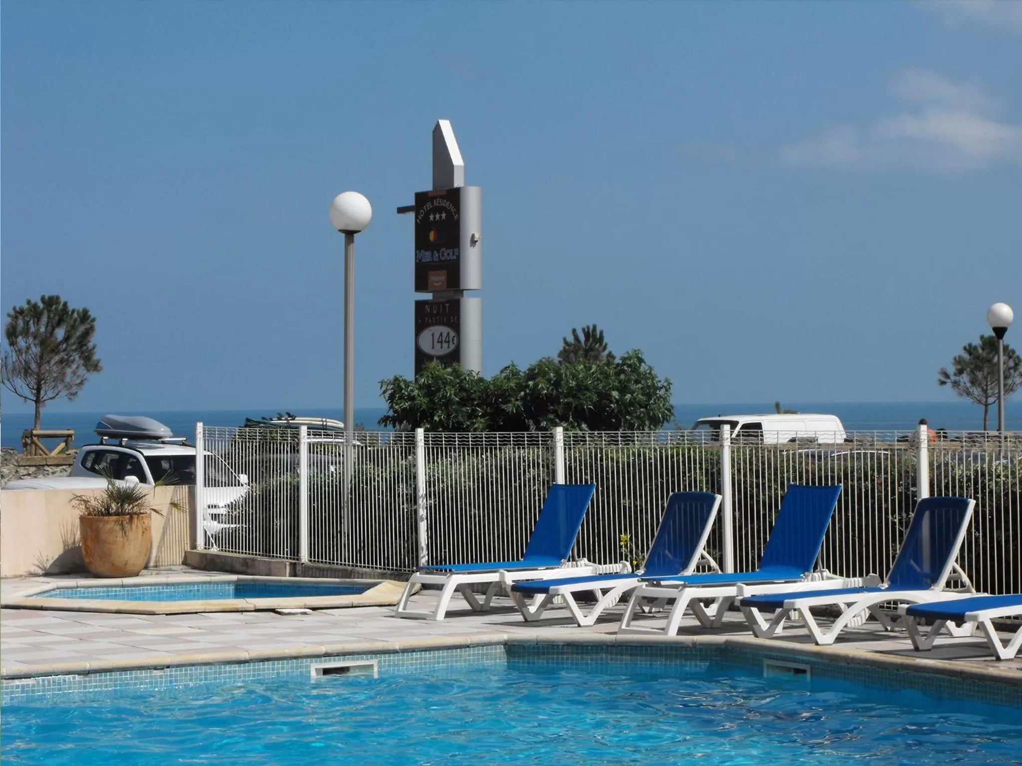 Swimming pool in Mer et Golf