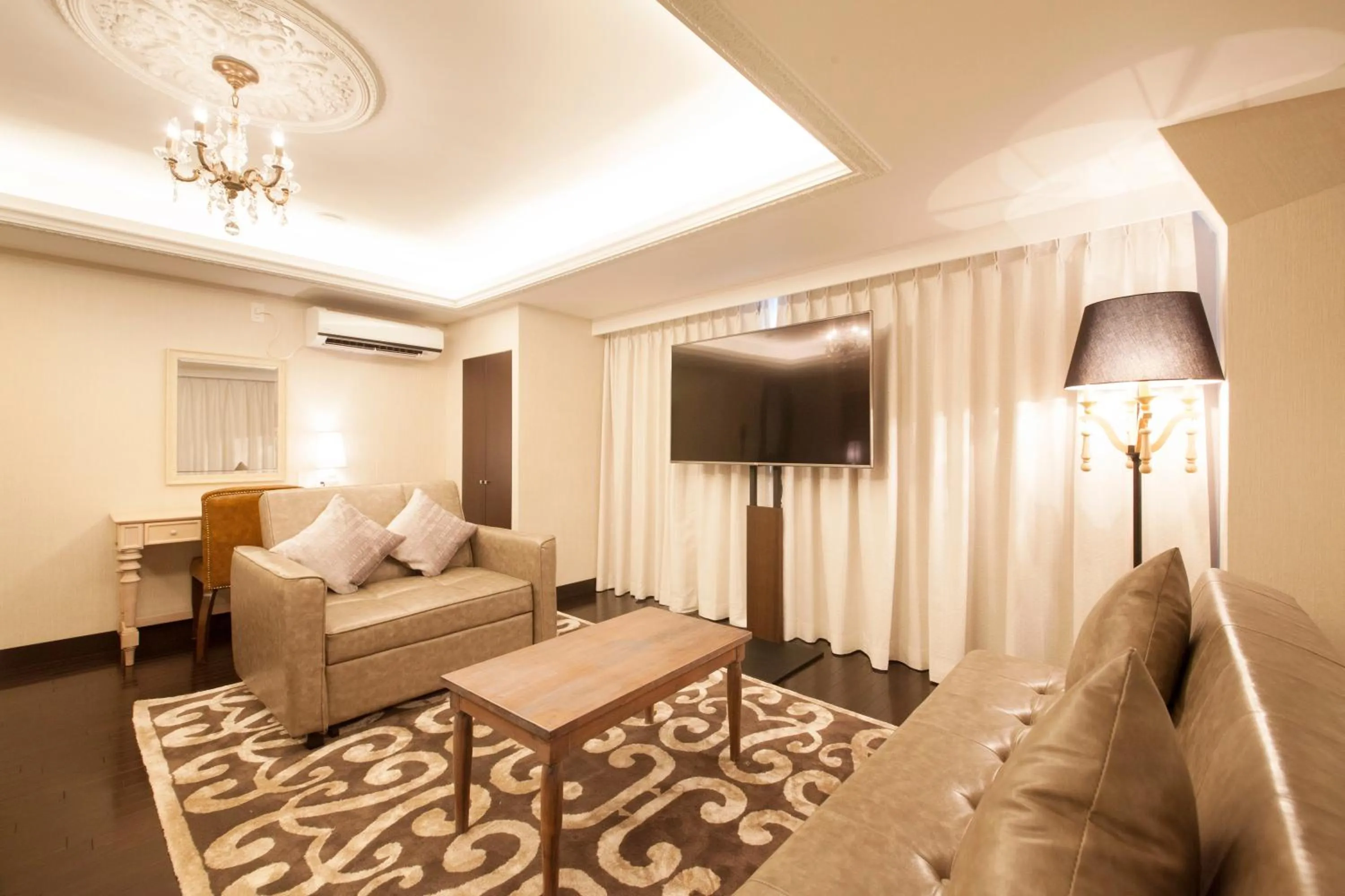 Photo of the whole room, Bed in The Centurion Classic Akasaka