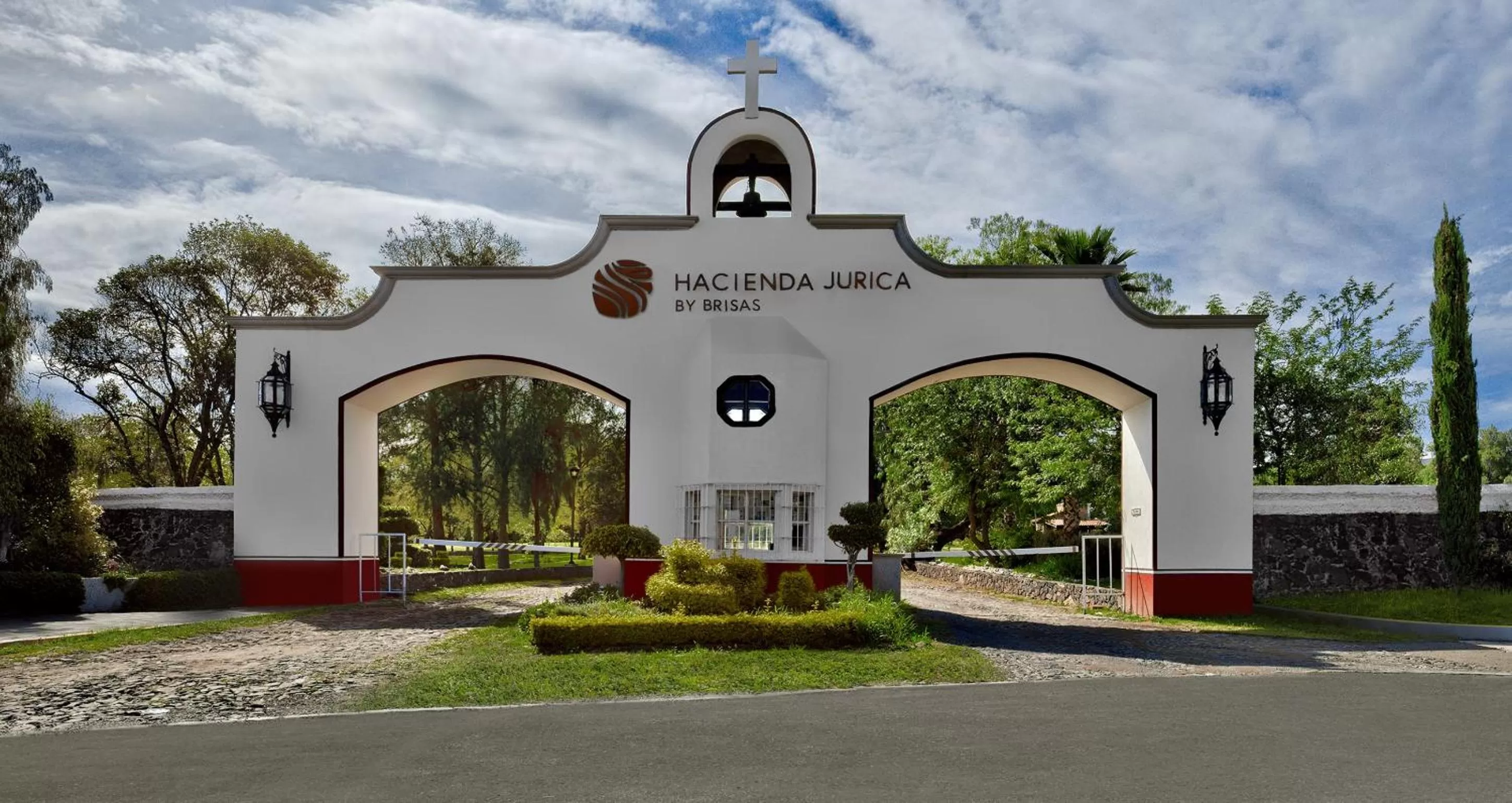 Facade/entrance in Hacienda Jurica by Brisas