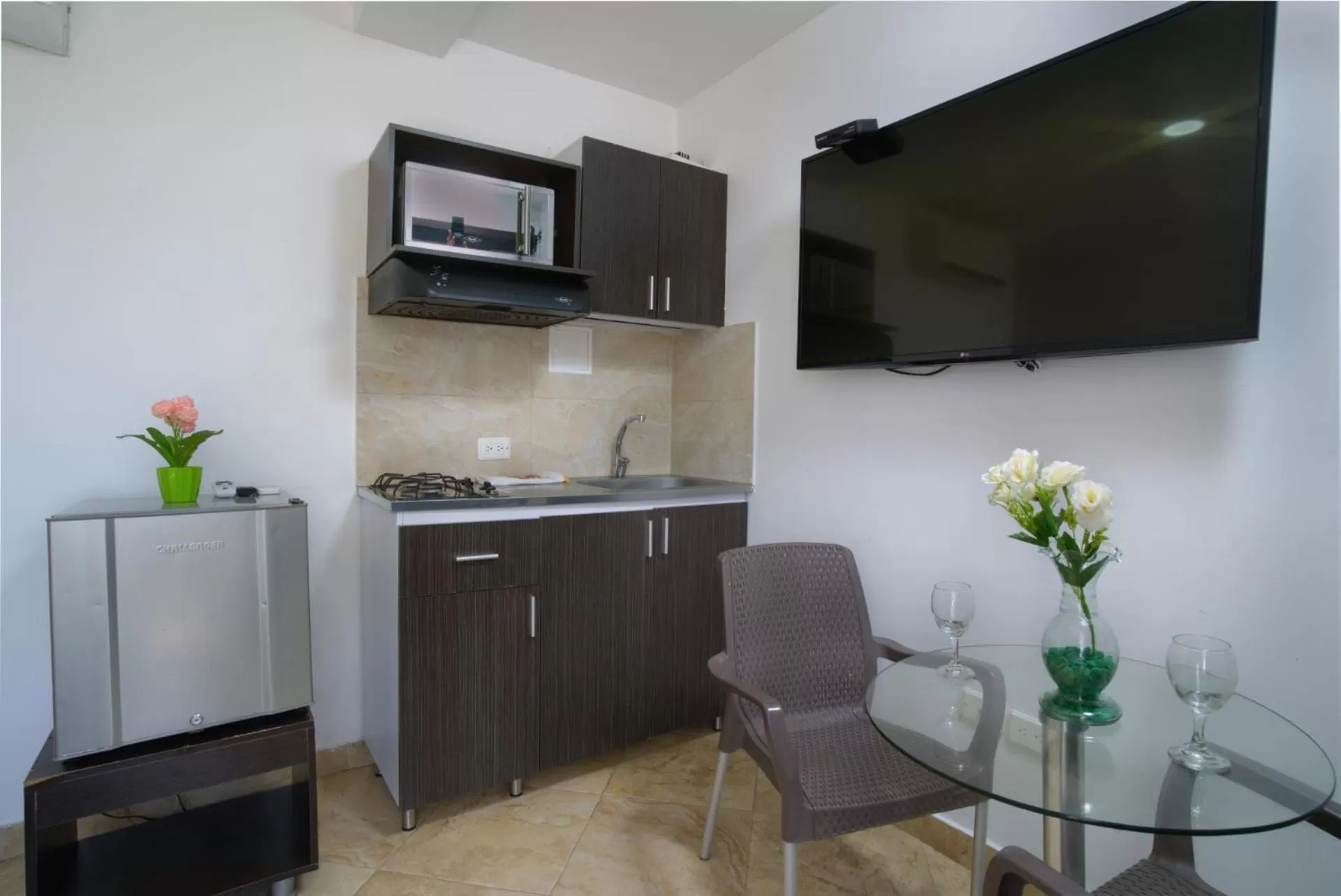 Photo of the whole room in Hollywood Beach Suite