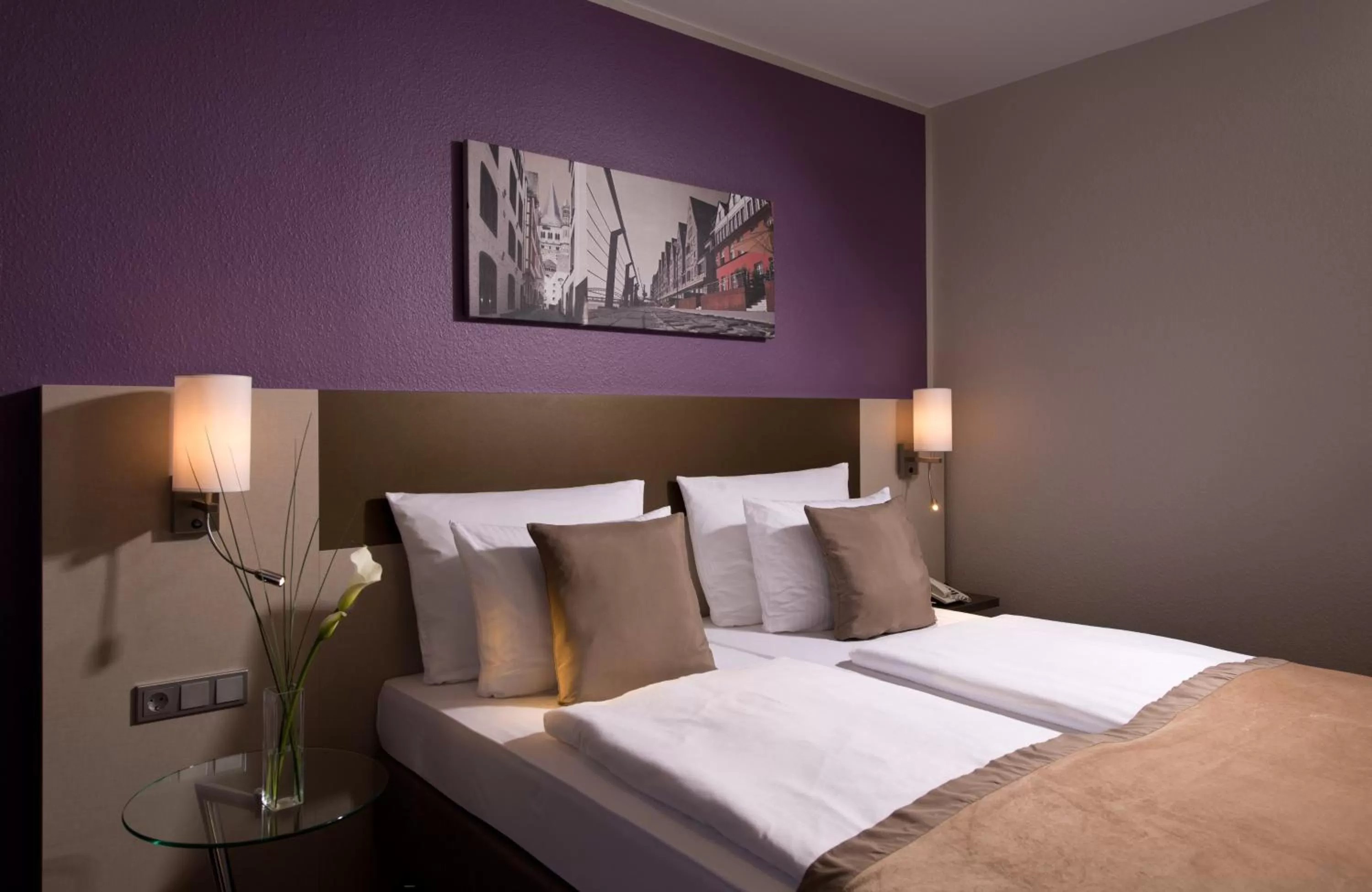 Photo of the whole room, Bed in Leonardo Hotel Köln