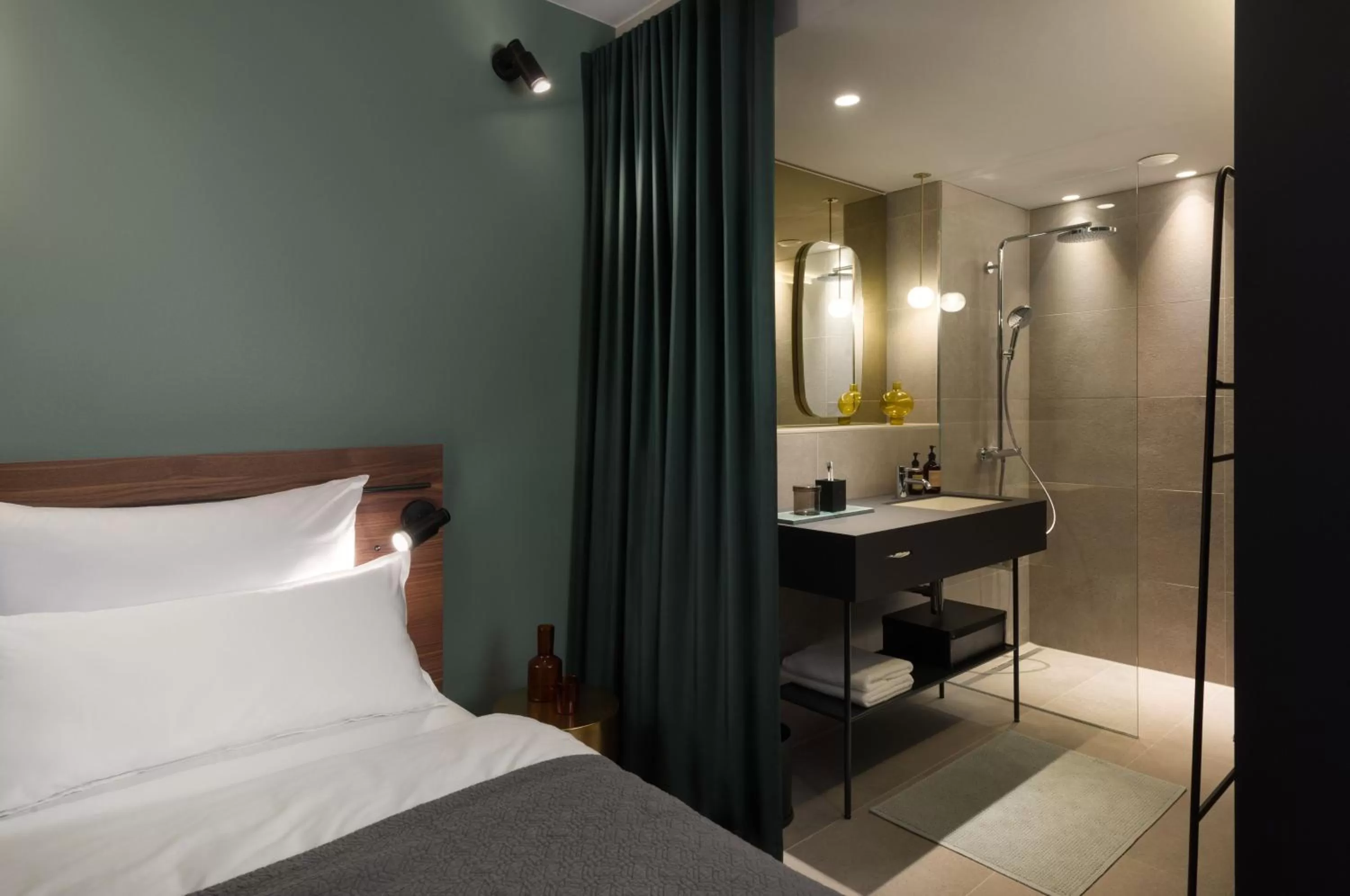 Shower, Bed in EmiLu Design Hotel