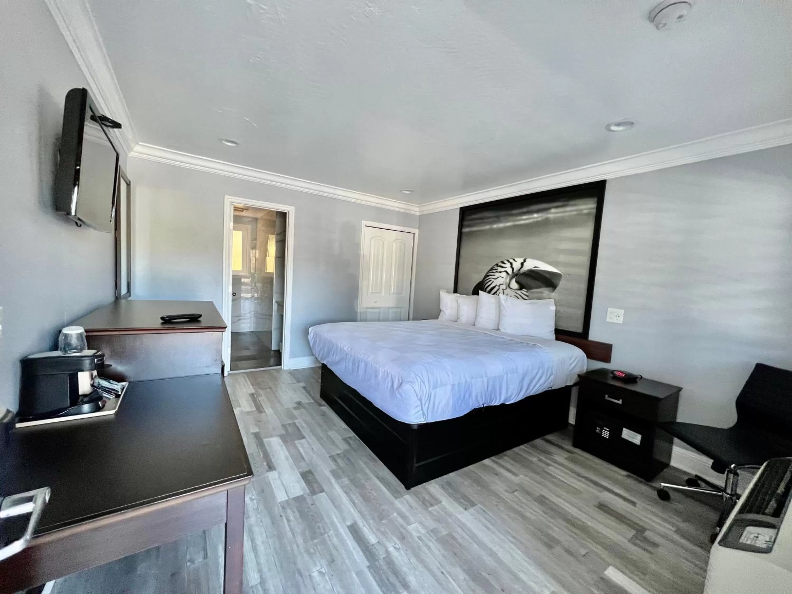 Photo of the whole room, Bed in Aura Inn Monterey