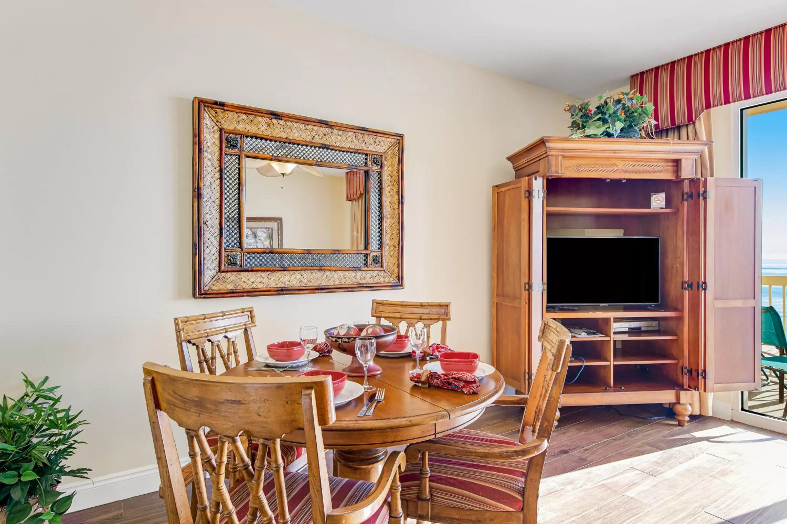 Dining Area in Calypso 603W