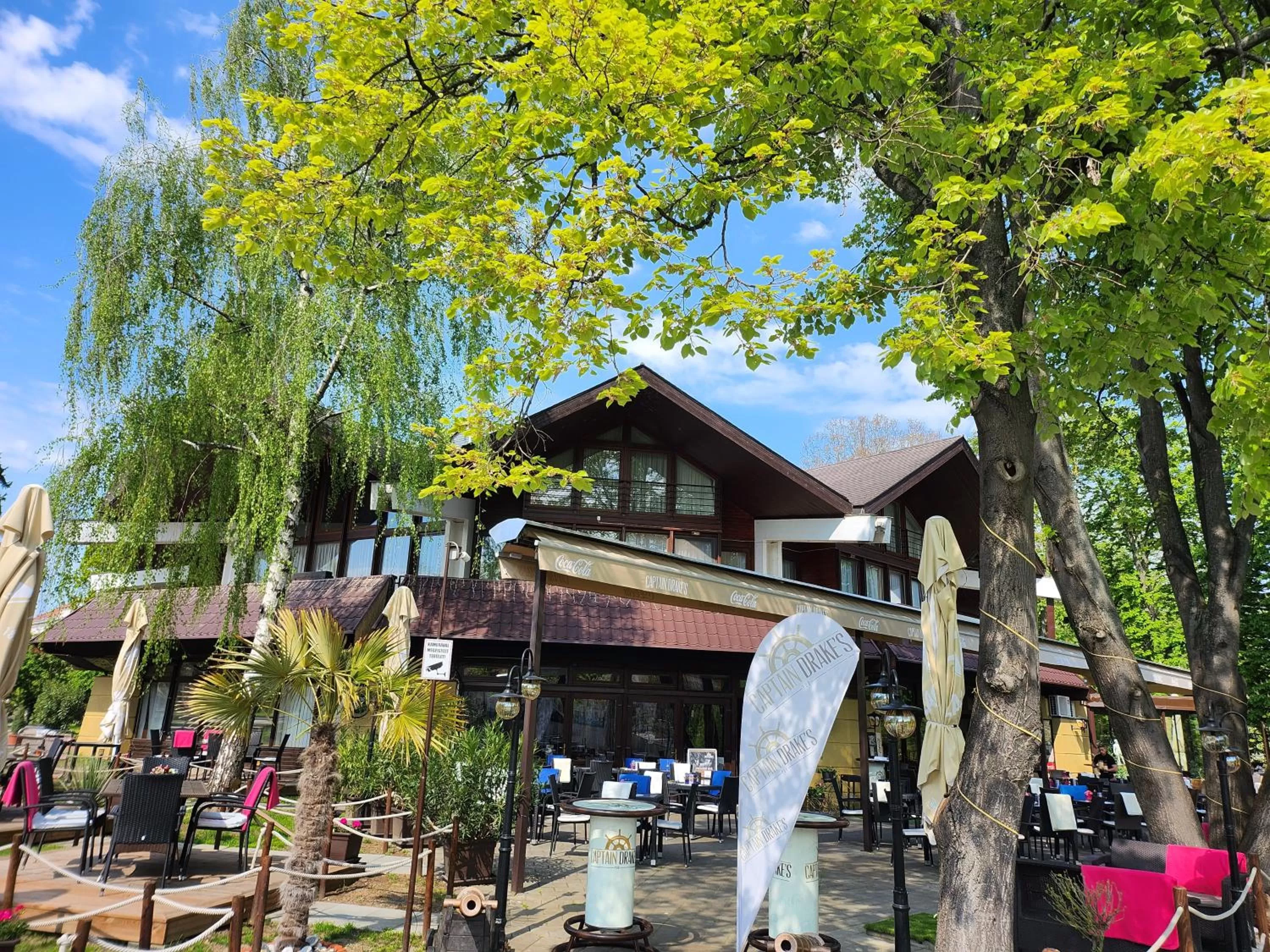 Property Building in Arany Szarvas Fogadó és Captain Drakes Pub