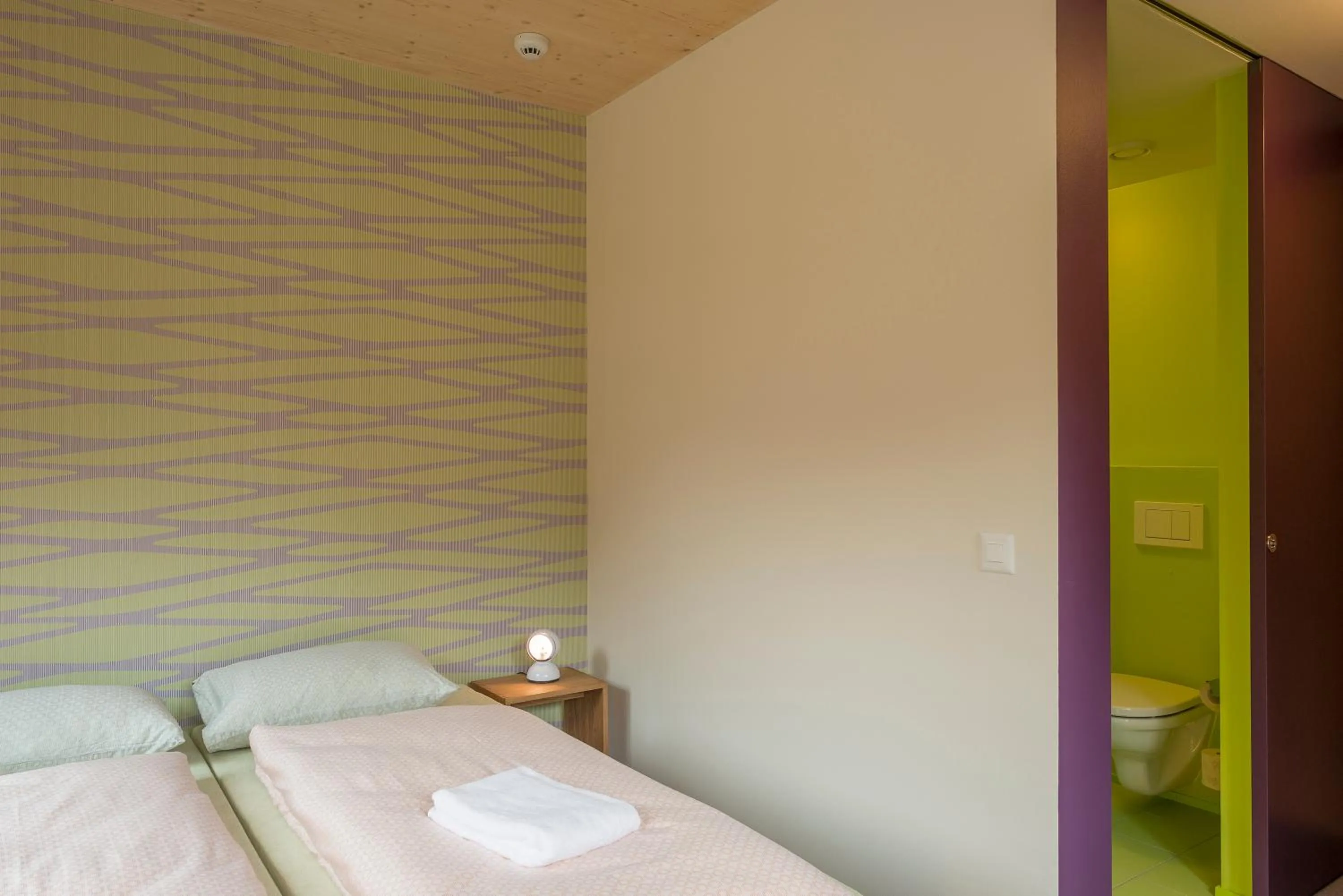 Toilet, Bed in Saas-Fee wellnesshostel4000