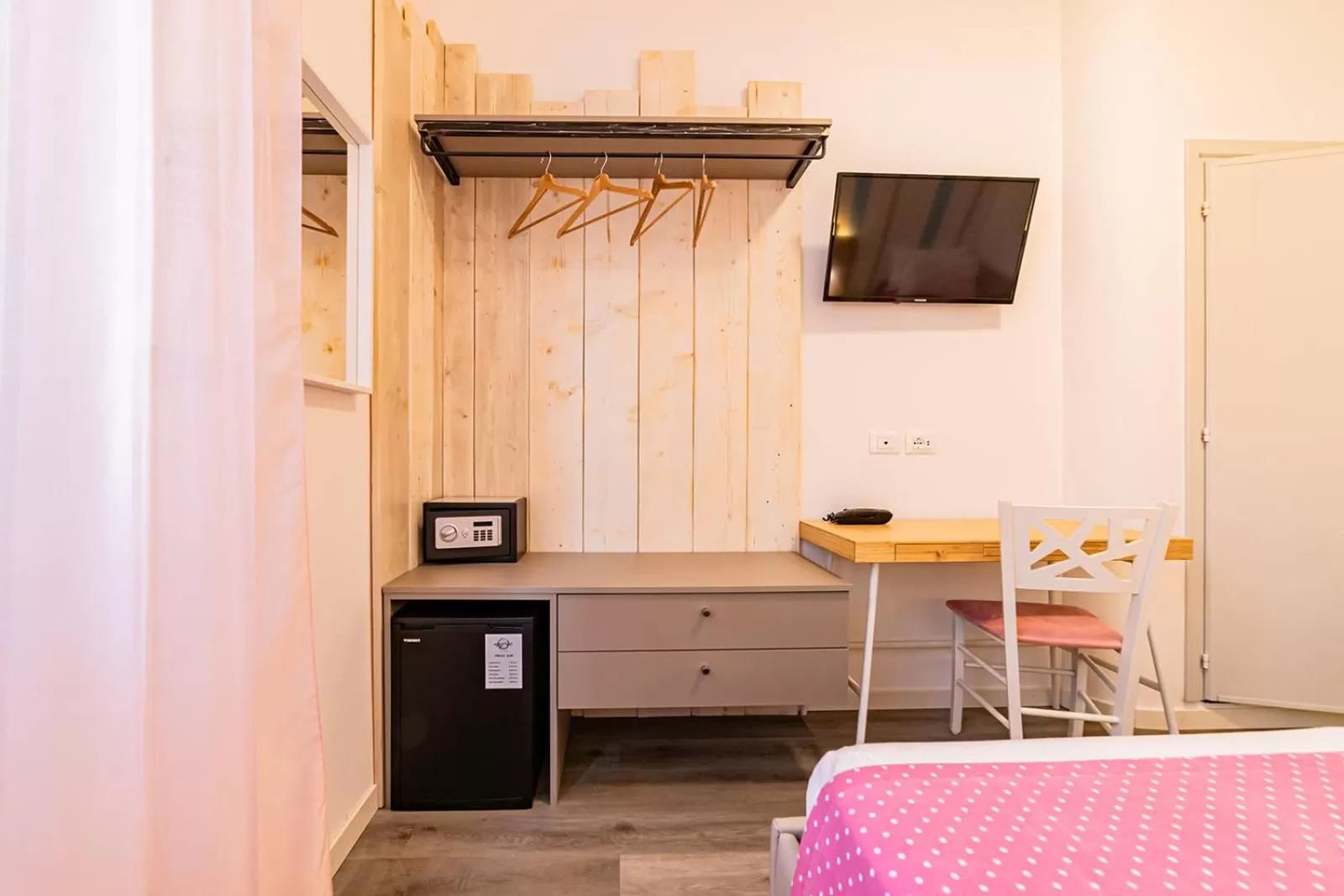 wardrobe, Bed in Hotel Majorca