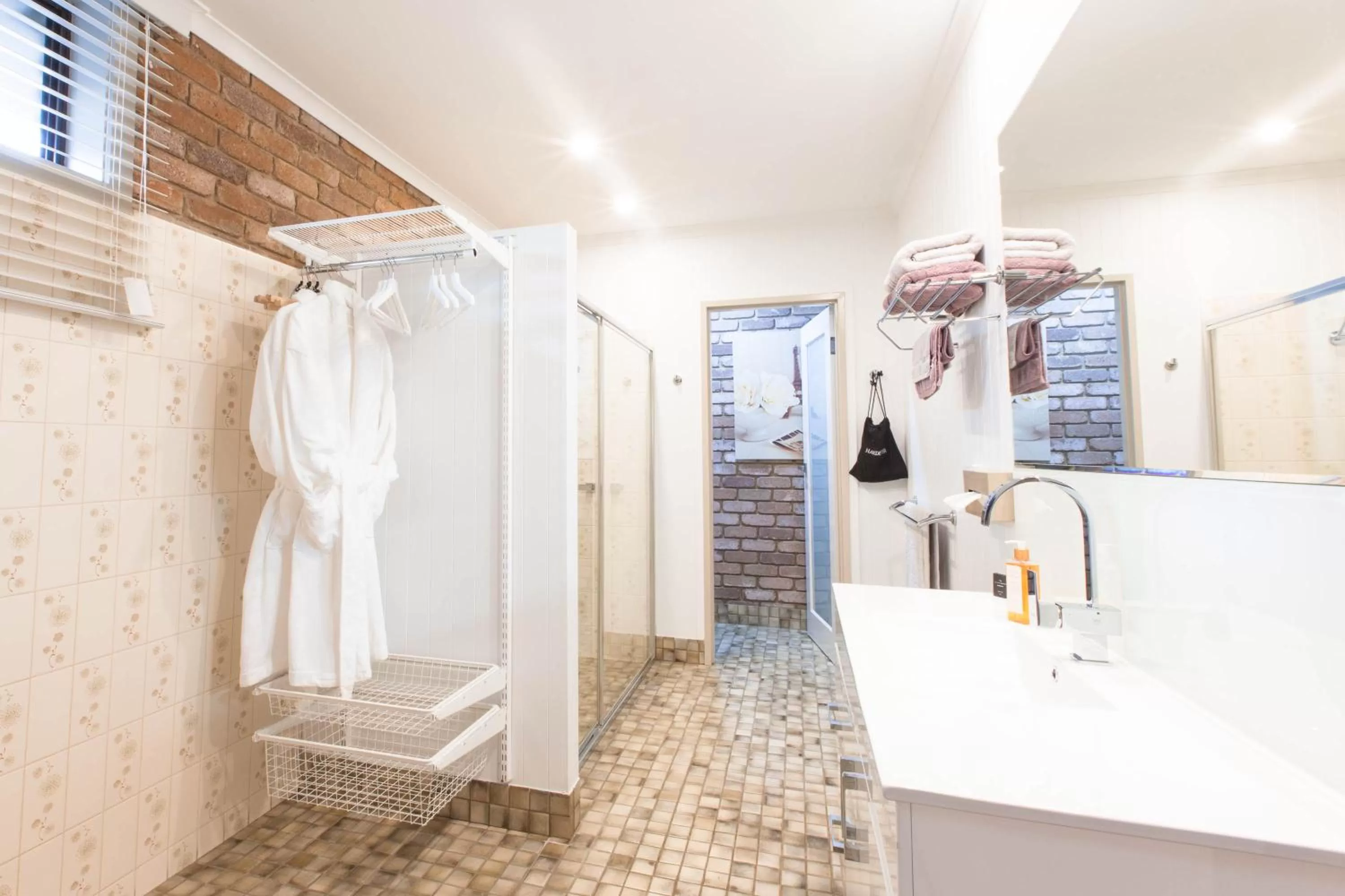 Bathroom in Farnham Court Motel and Restaurant