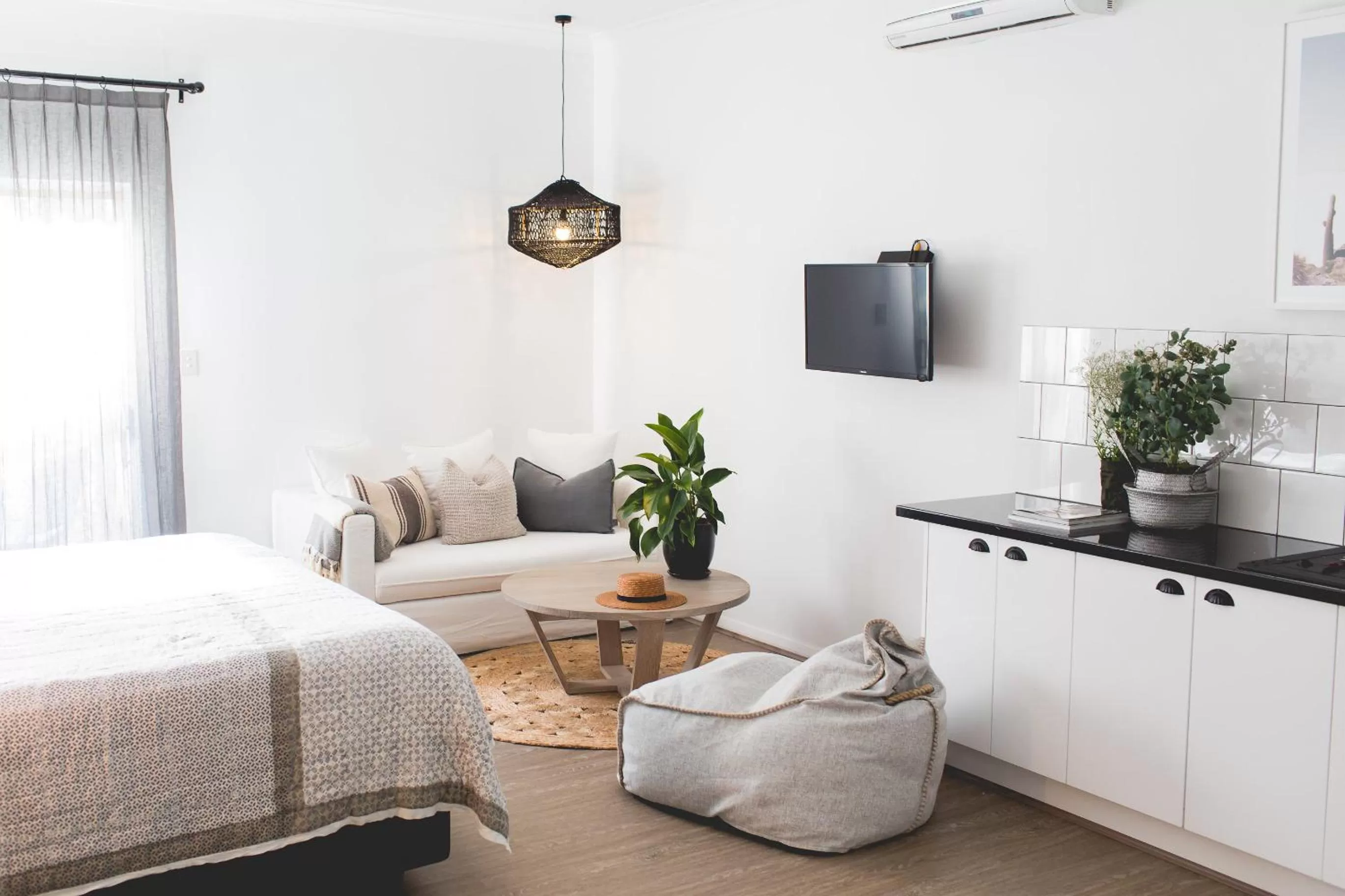 Seating area, Bed in Empire Spa Retreat