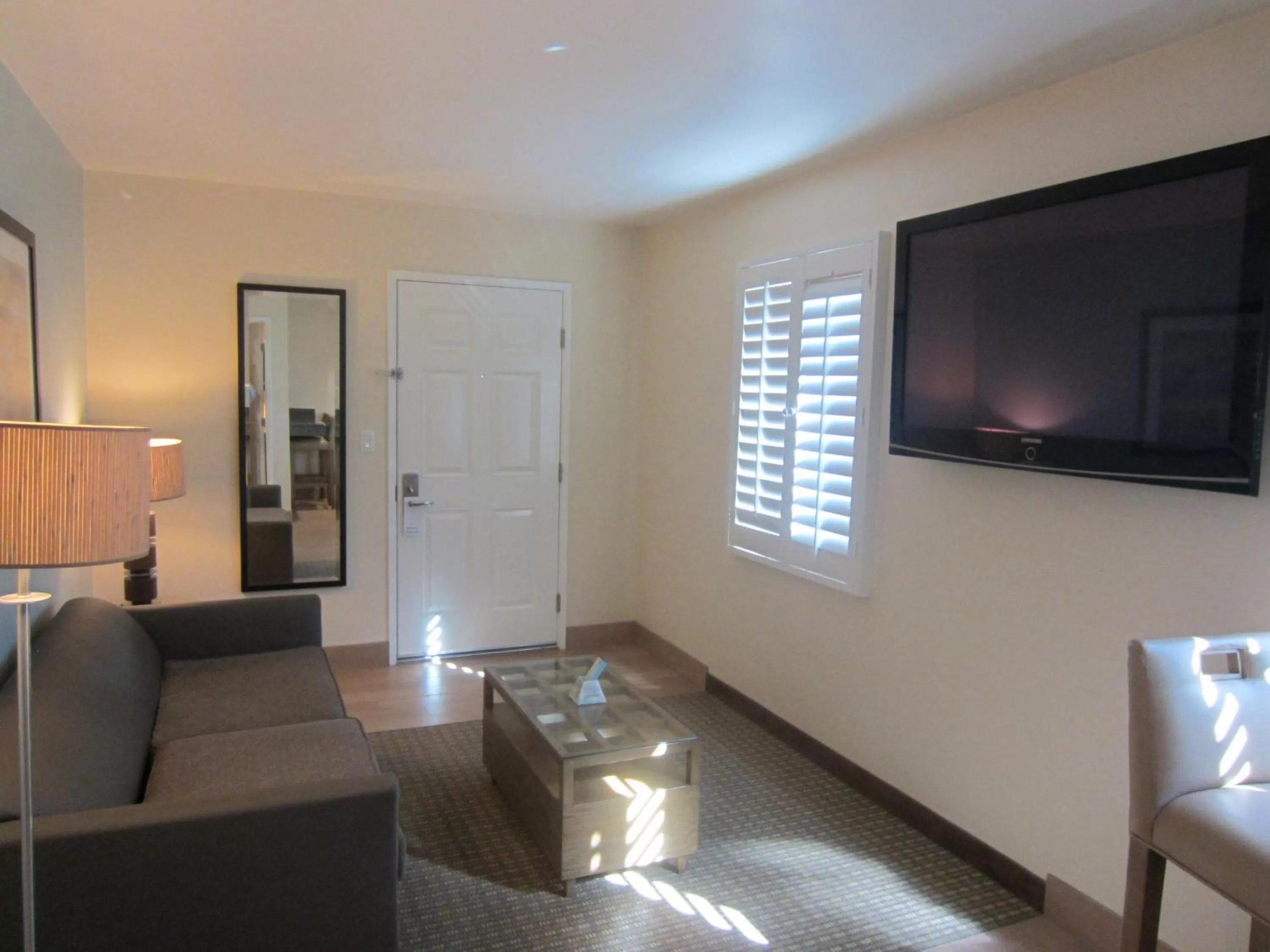 TV and multimedia in PB Surf Beachside Inn