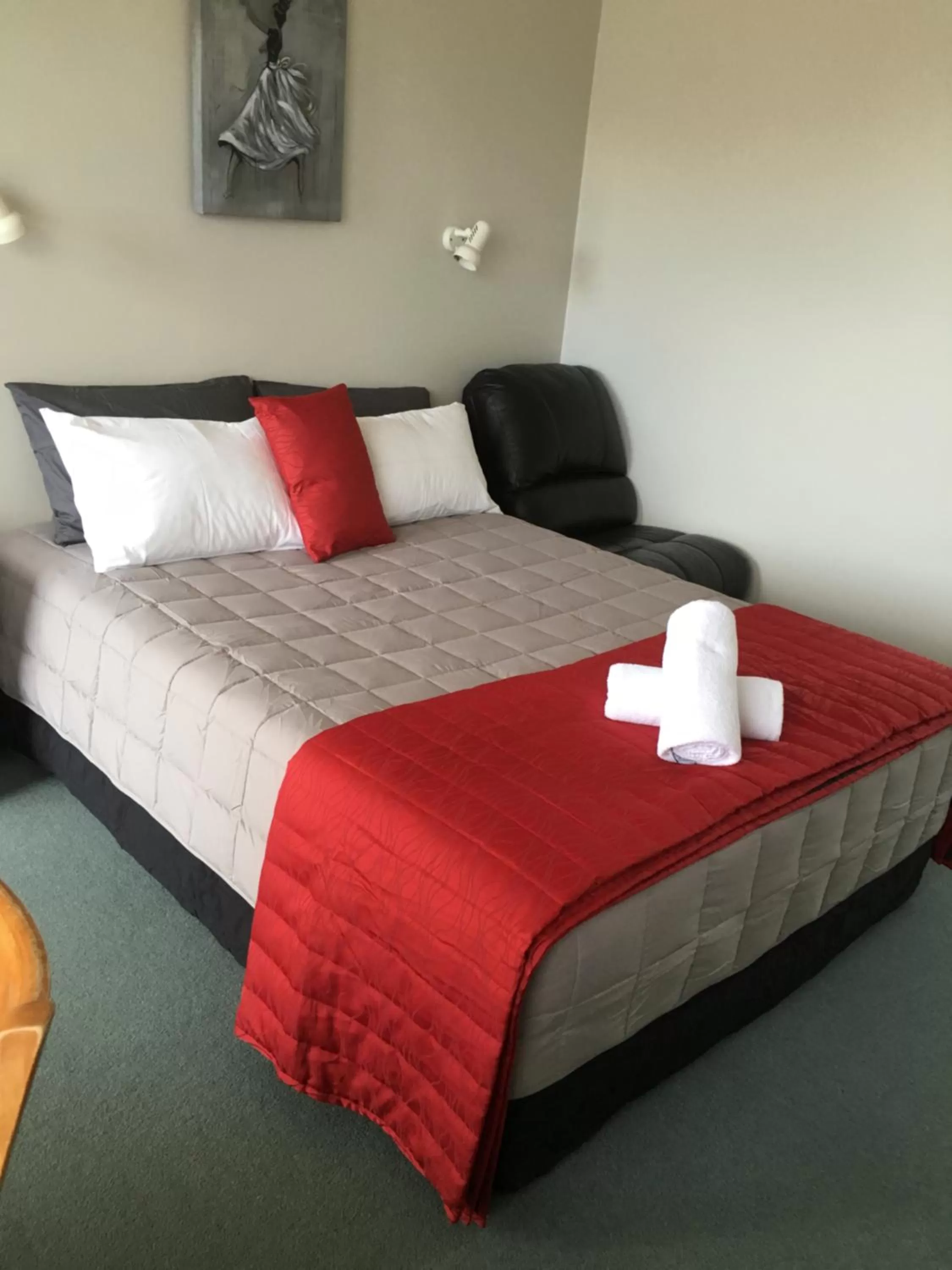 Bed in Ascot Oamaru Motel