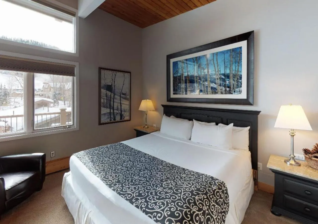 Bedroom, Bed in Manor Vail Lodge