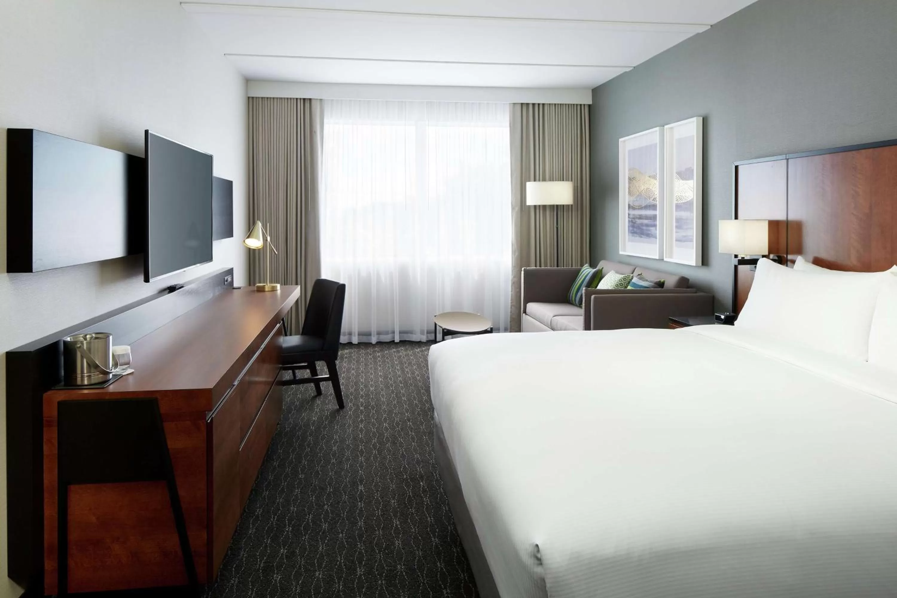 Bedroom, Bed in Doubletree By Hilton Montreal Airport