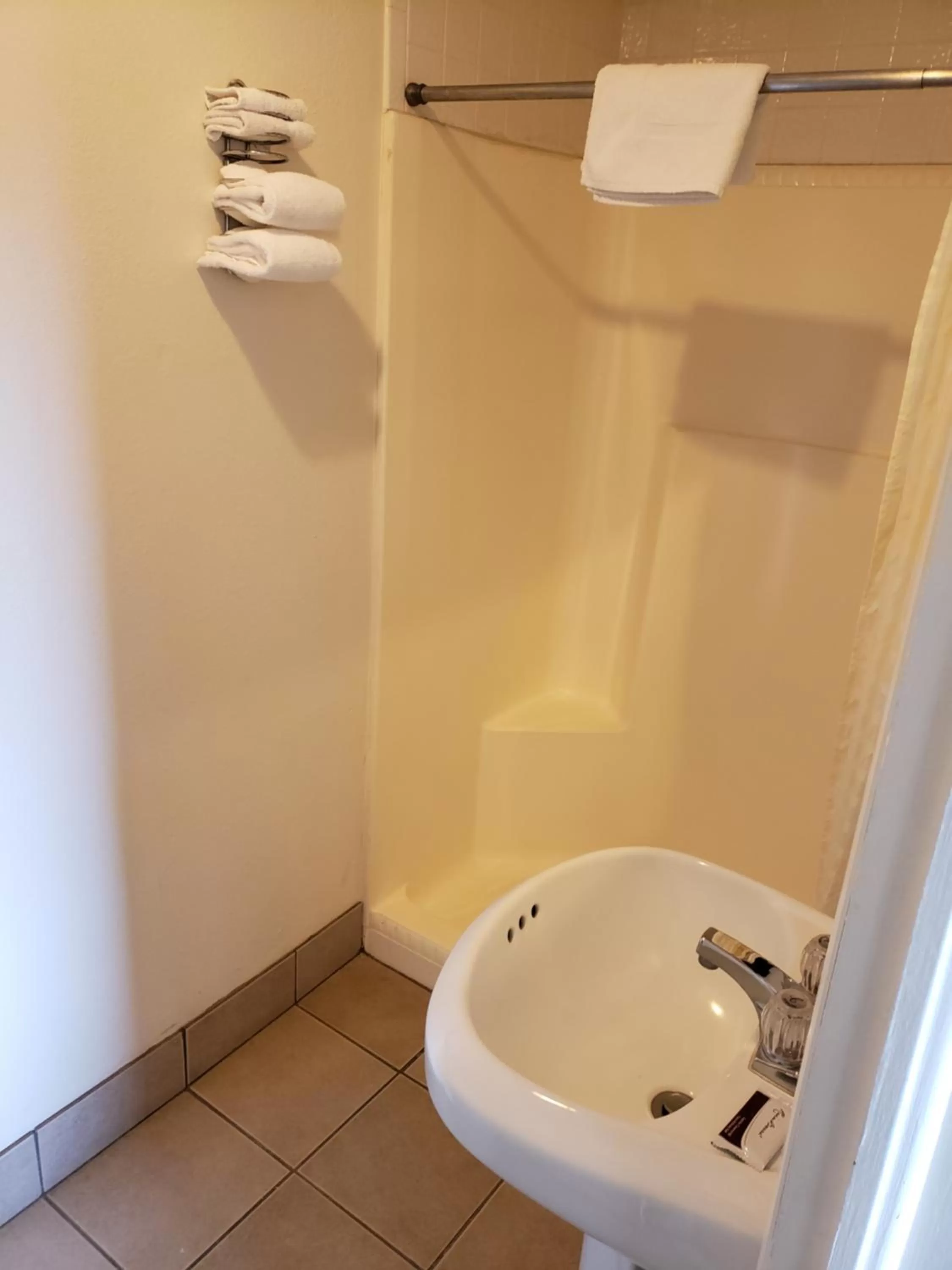 Bathroom in Bryce Way Motel