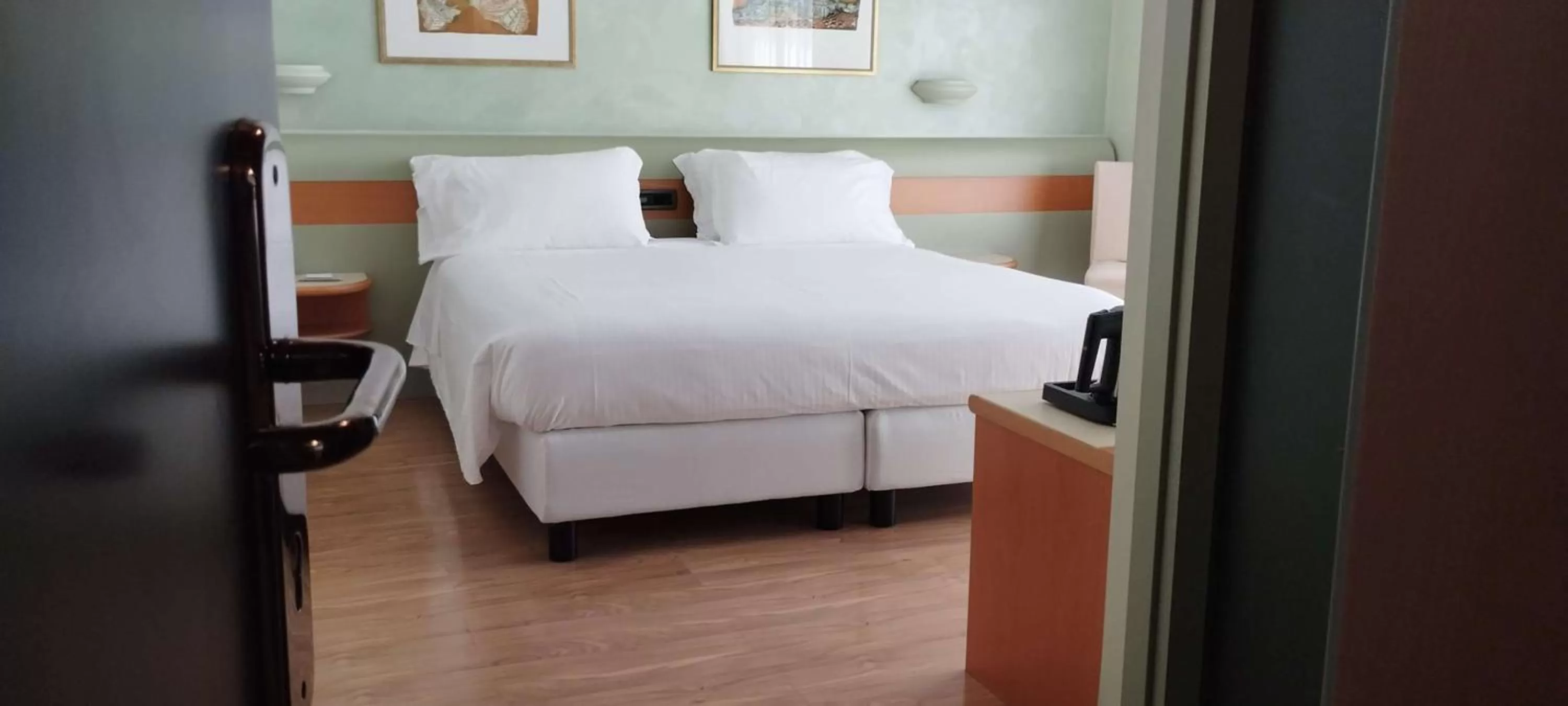 Bedroom, Bed in Hotel Leonardo da Vinci