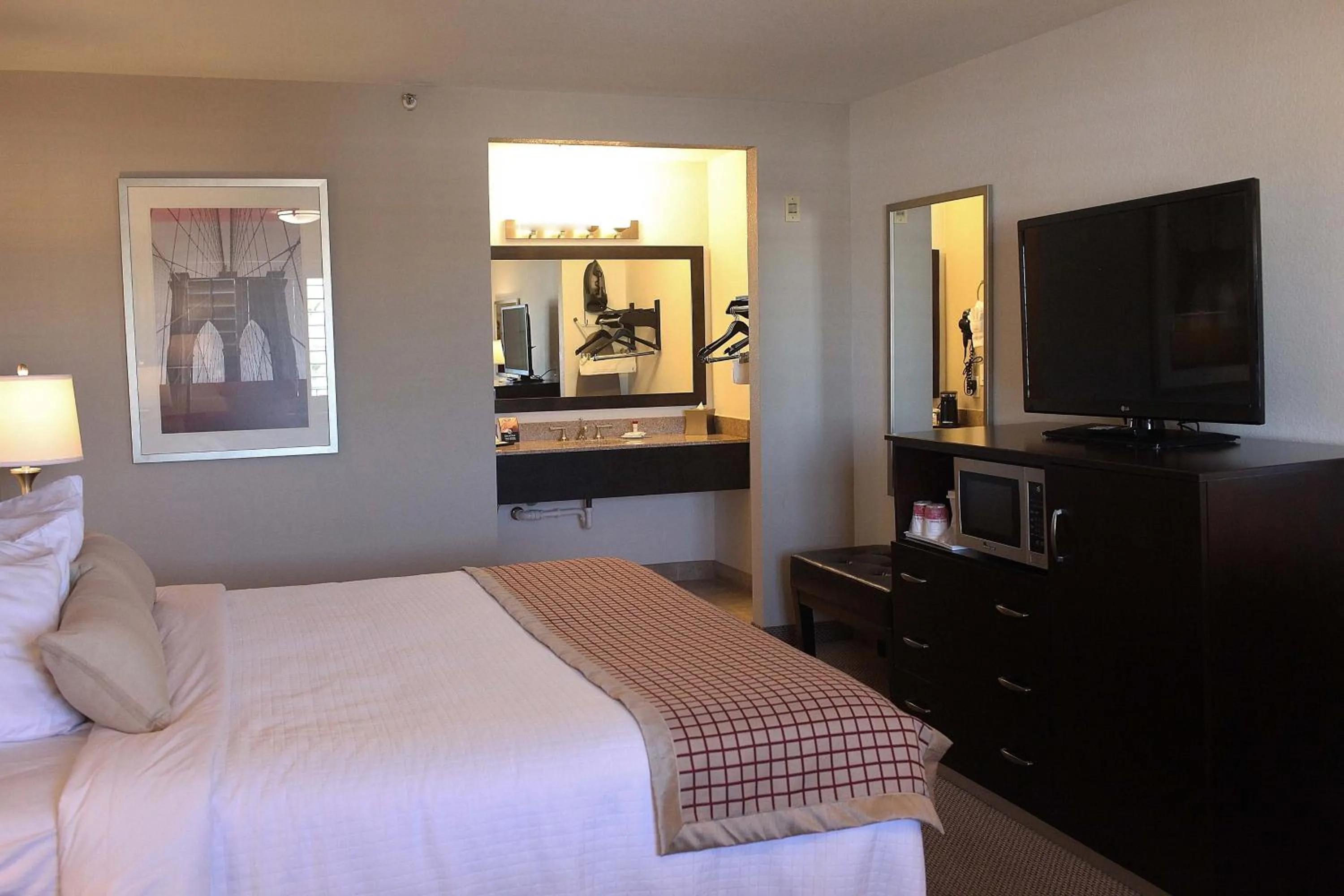 Photo of the whole room, Bed in Infinity Inn & Suites