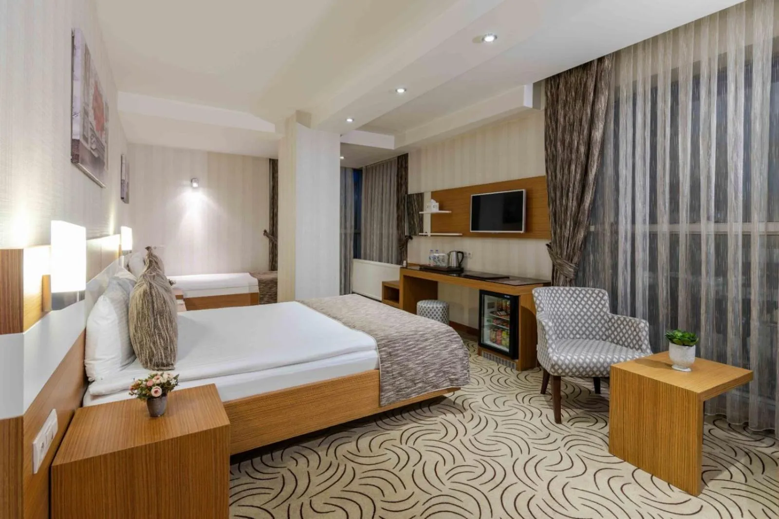 Photo of the whole room, Bed in Dies Hotel