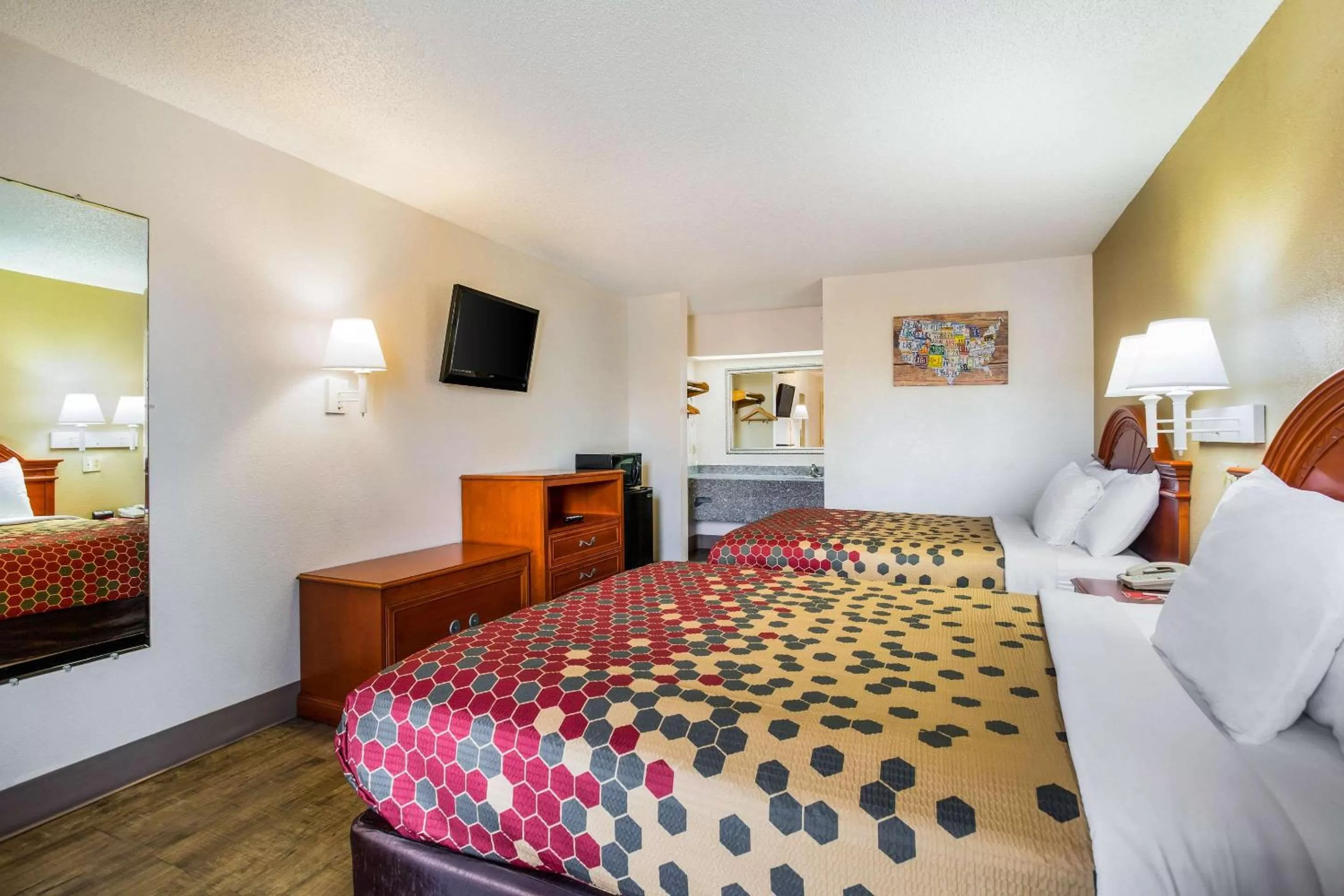 Bedroom, Bed in Econo Lodge Lebanon