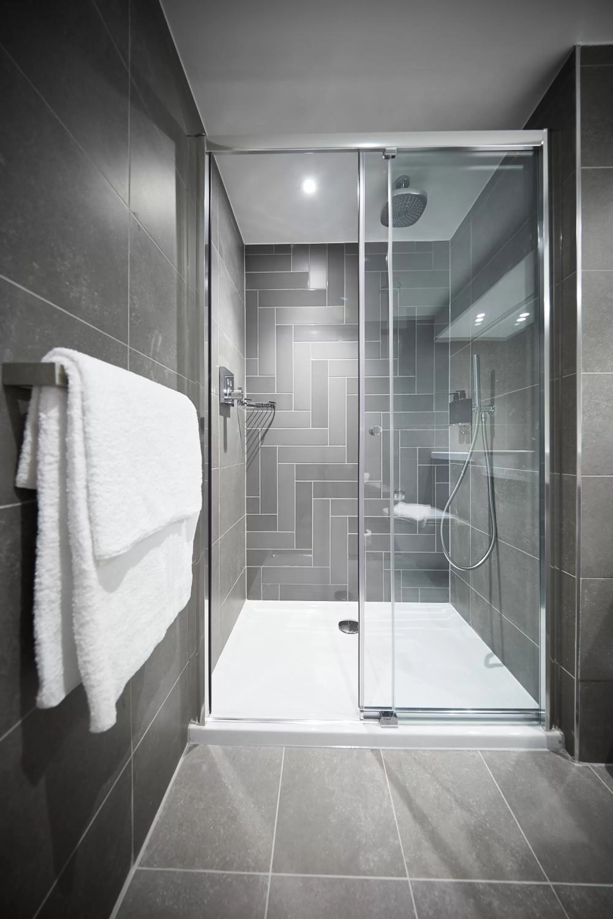 Bathroom in Roomzzz York City