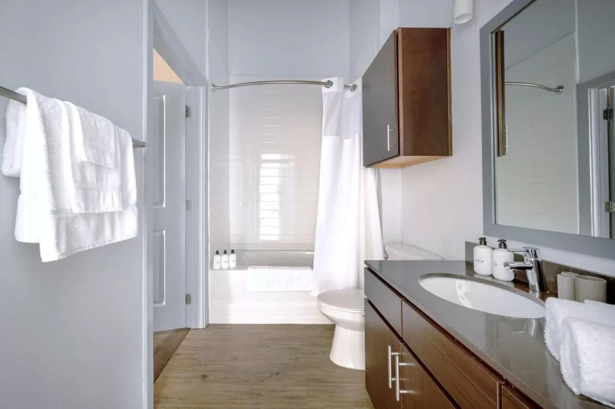 Shower in Placemakr Music Row - Vanderbilt