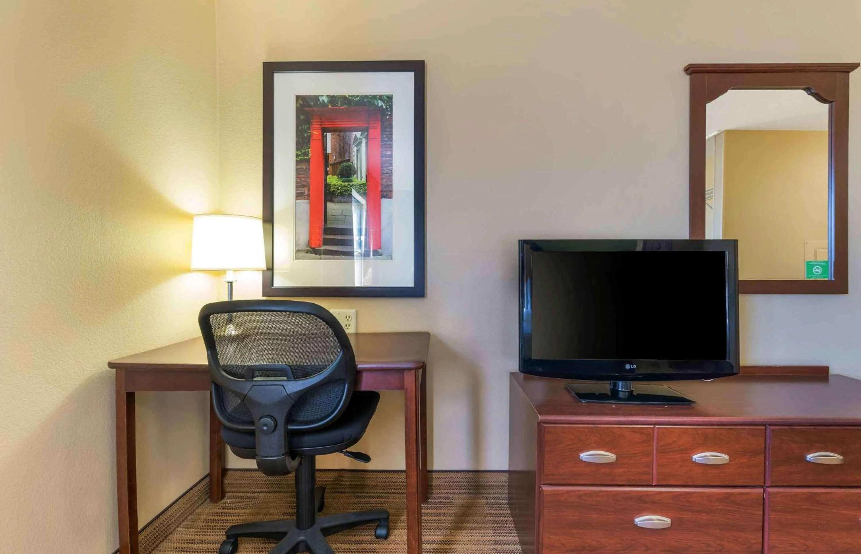 TV and multimedia in MainStay Suites Rochester South Mayo Clinic