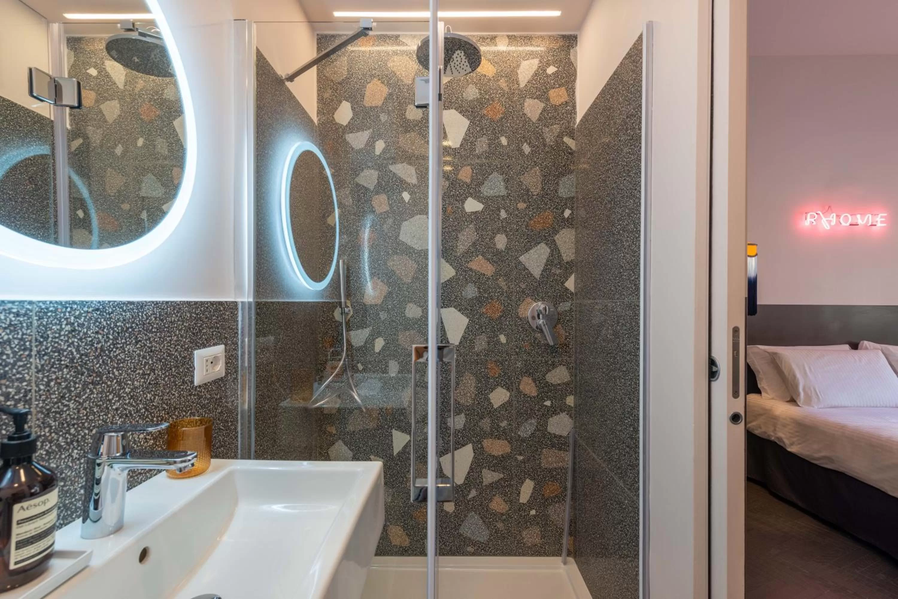 Bathroom, Bed in MARCANTONIO HOME ROME - Vatican -