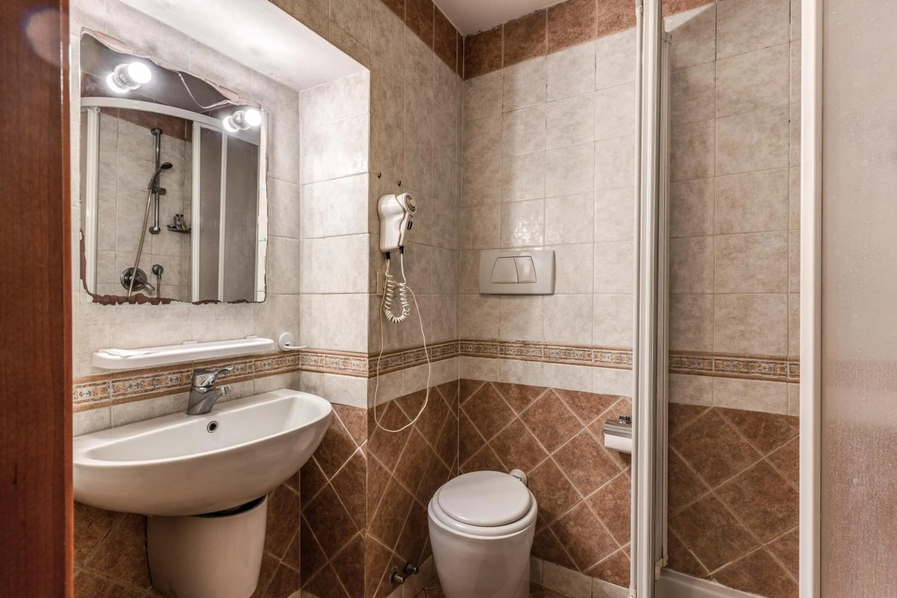 Shower in Hotel Pomezia