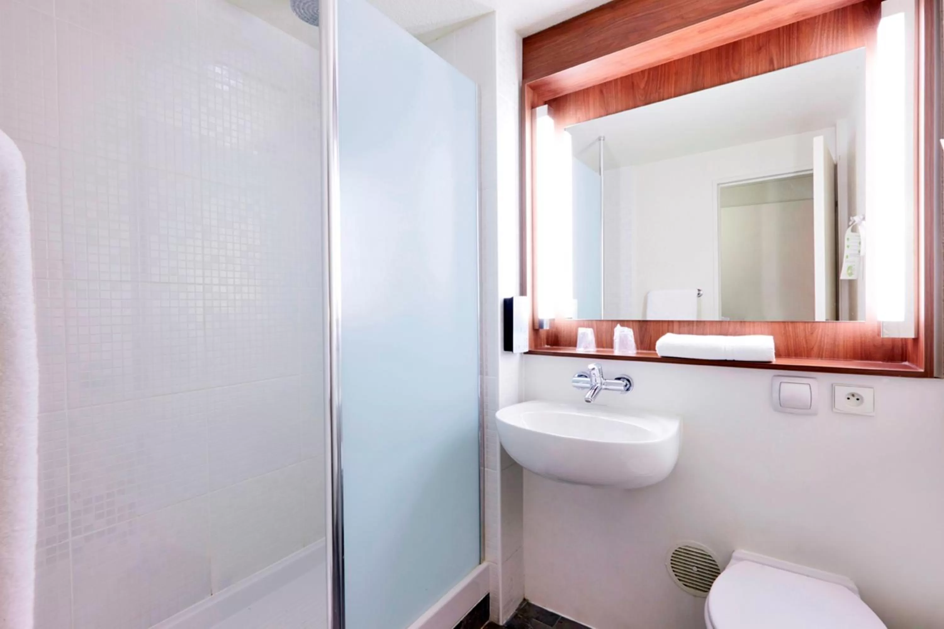 Bathroom in Campanile Paris Ouest - Gennevilliers Barbanniers