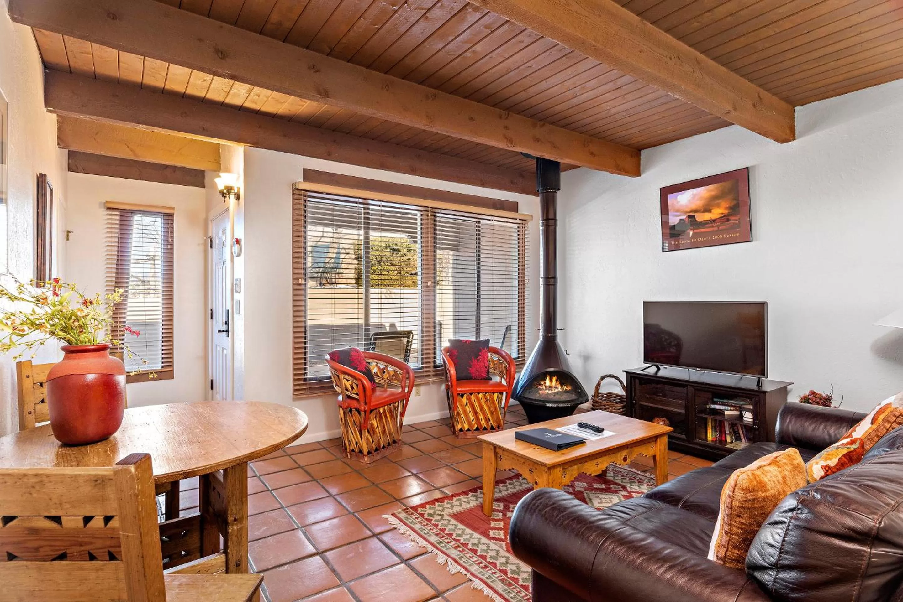 TV and multimedia in Fort Marcy Suites by All Seasons Resort Lodging