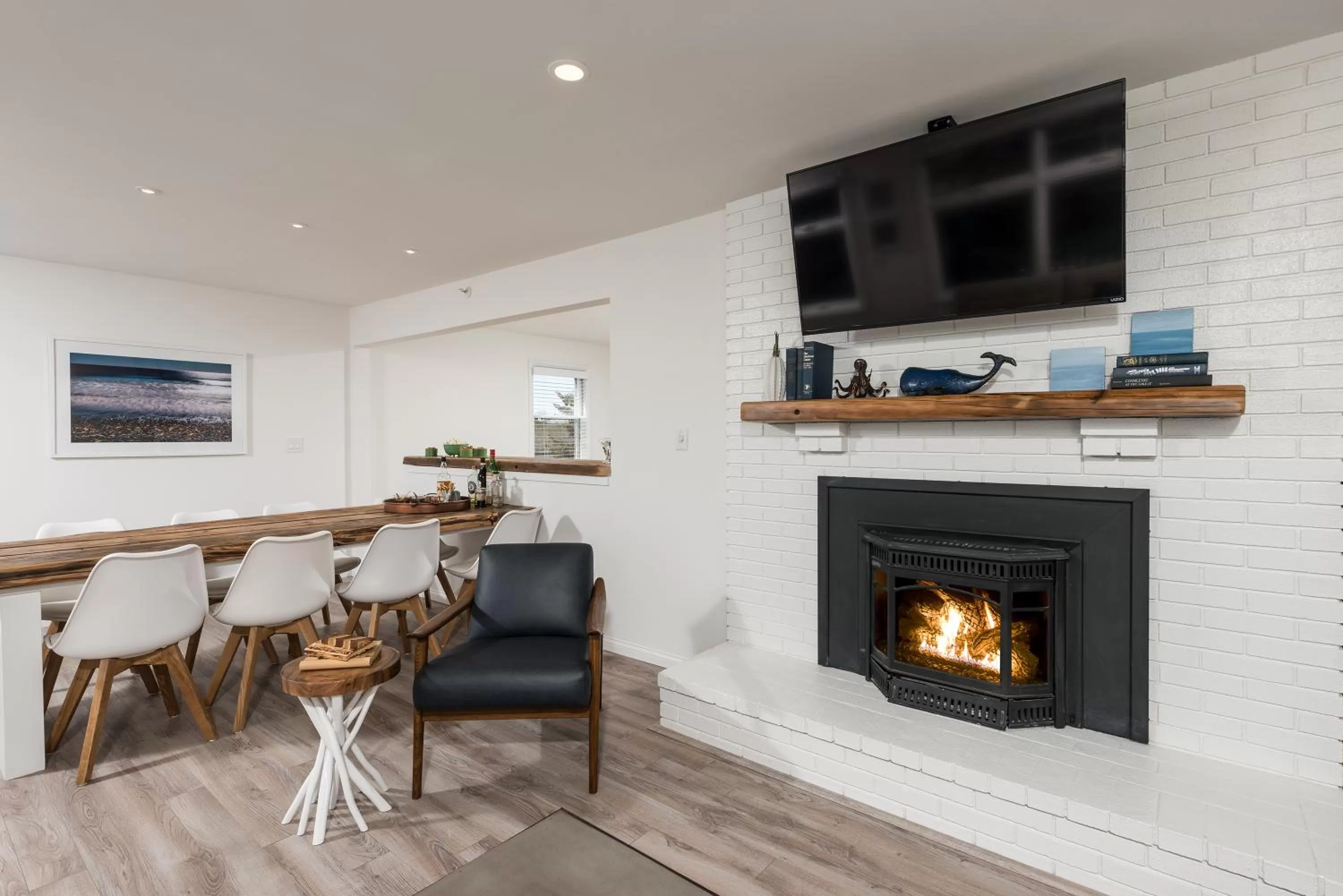 Living room, Kitchen/Kitchenette in ViewPoint Hotel