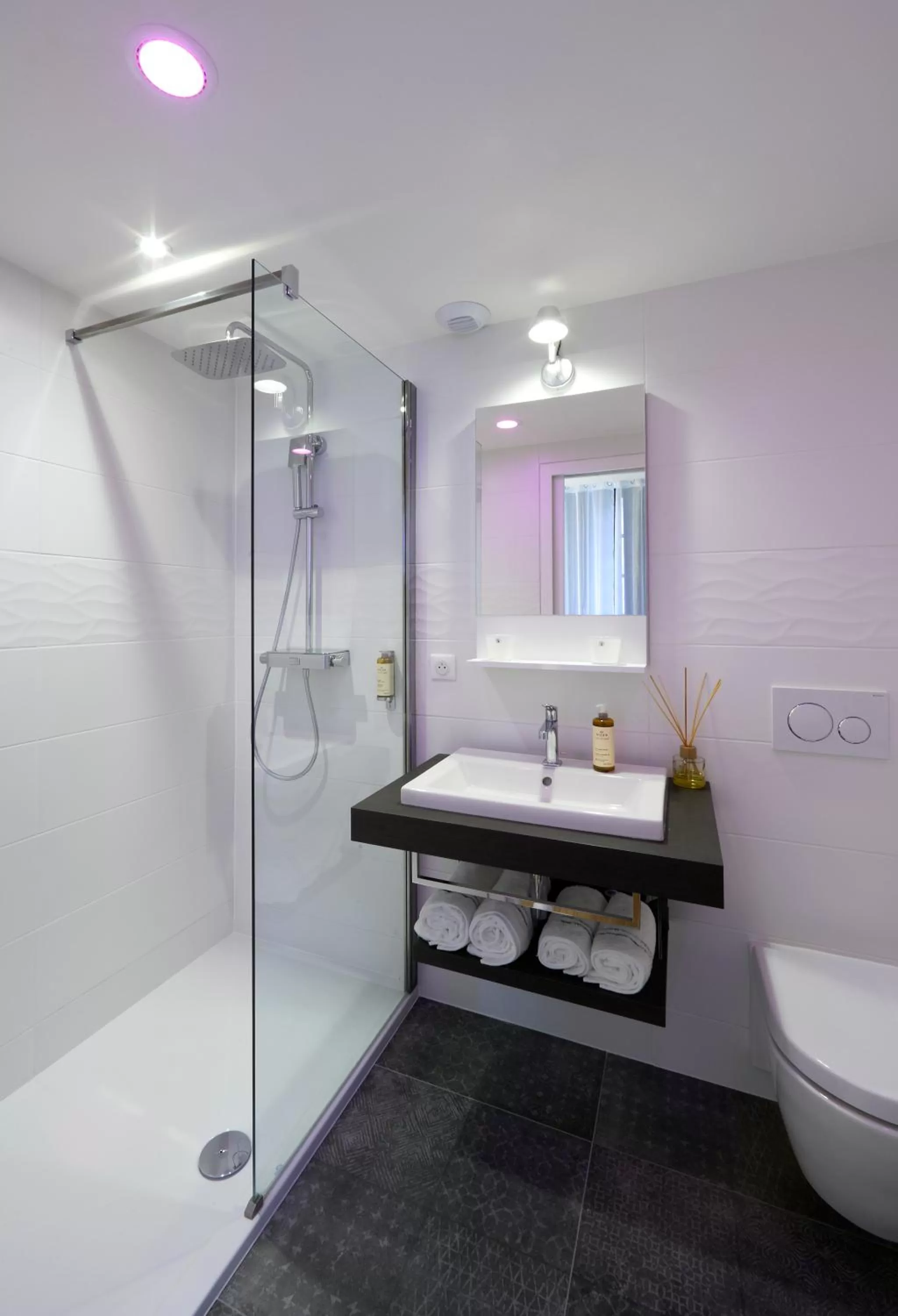 Bathroom in Les Maisons du Pont - Charme & Caractère