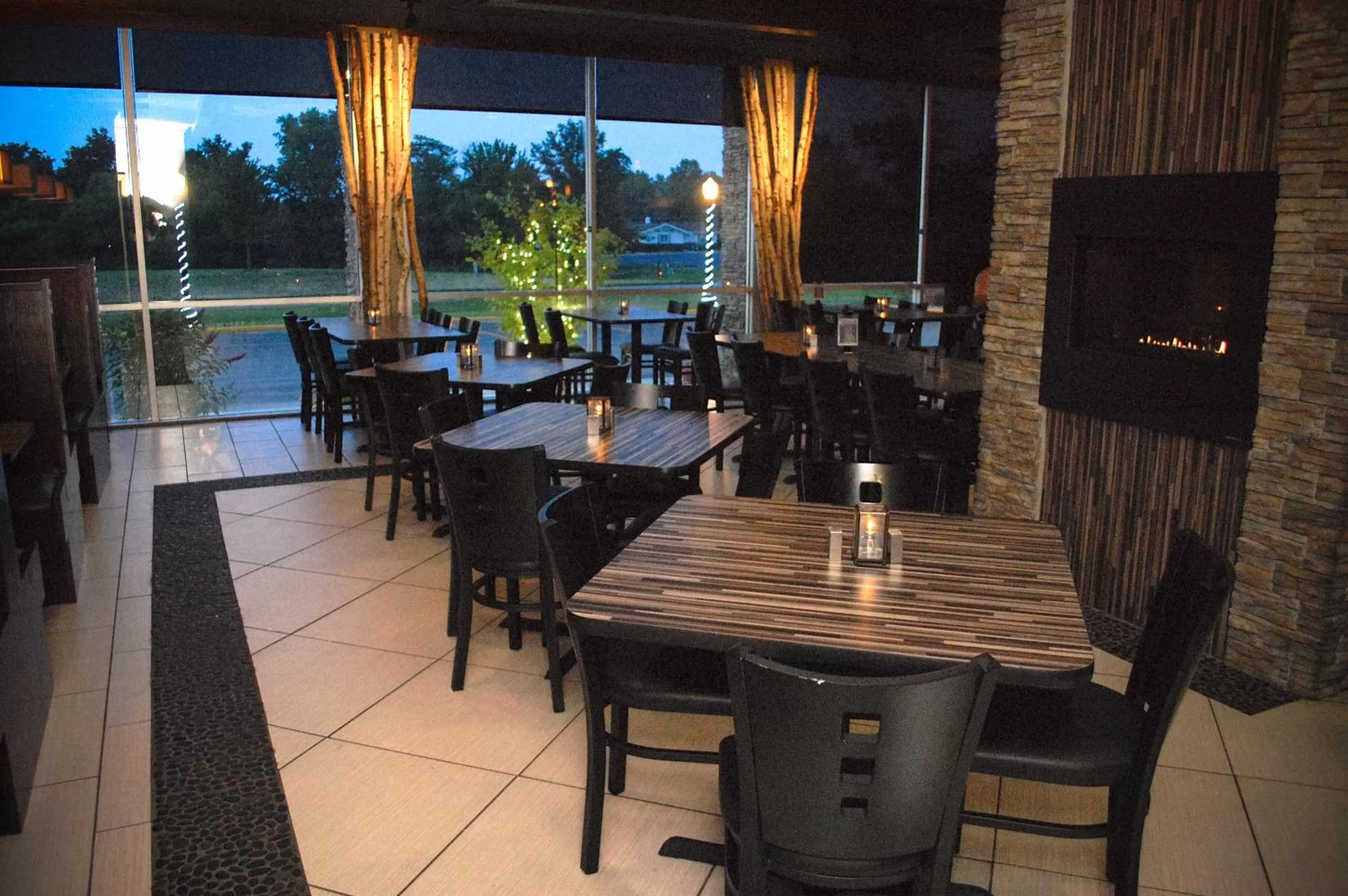 Restaurant/places to eat in Unique Suites Hotel