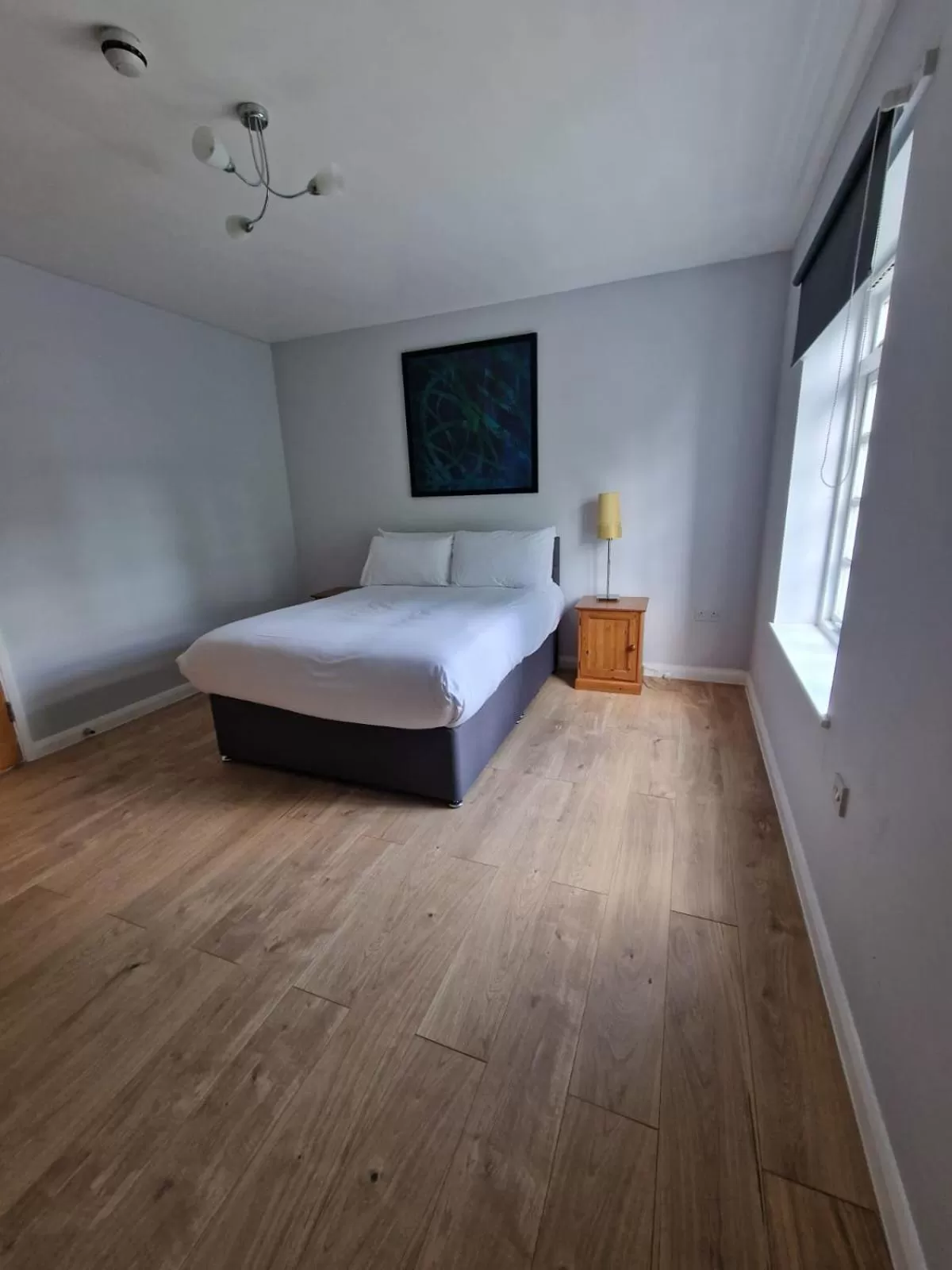 Bedroom, Bed in Royal Hotel, Bar & Grill