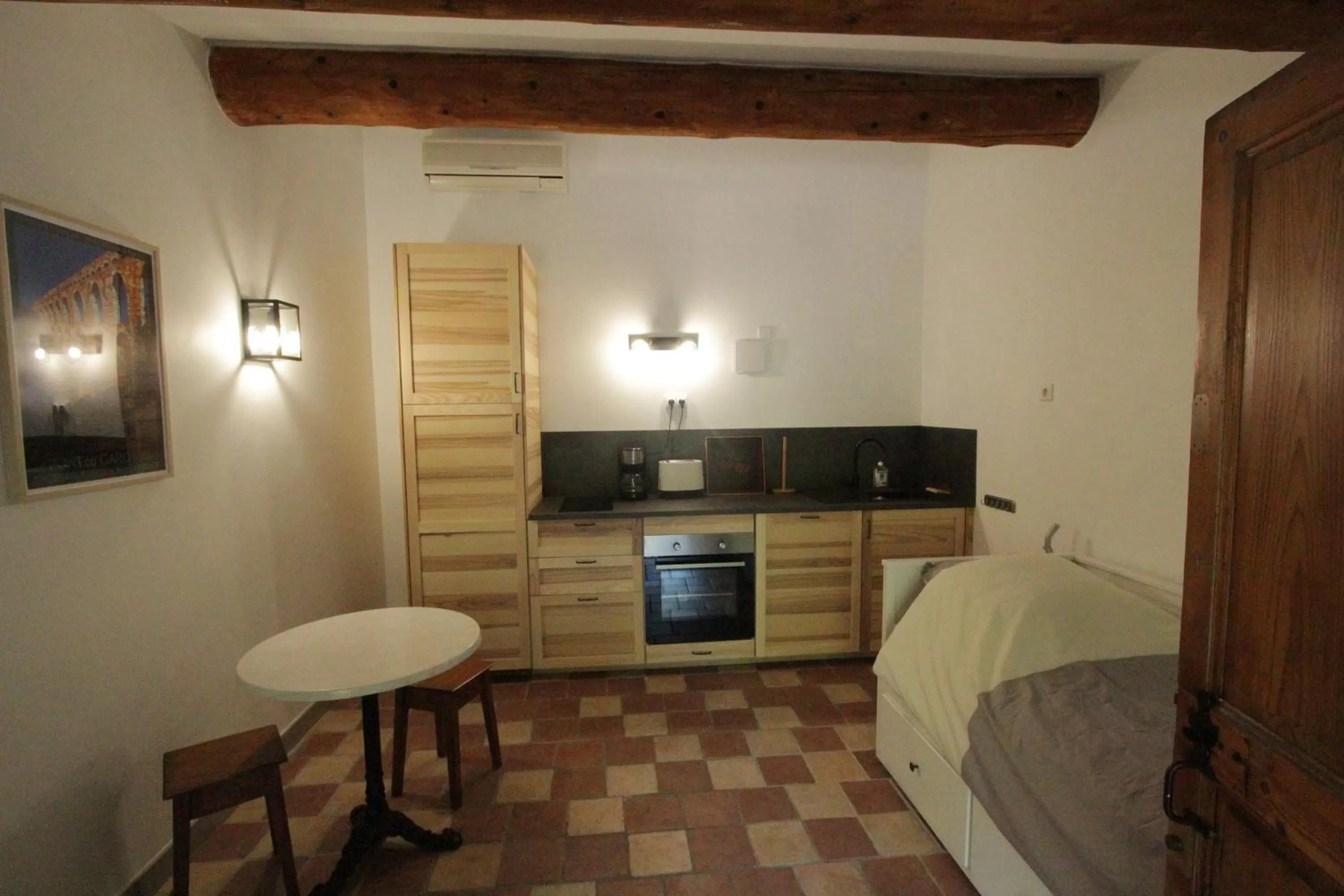 Bed, Kitchen/Kitchenette in Le Pavillon Vert - B&B