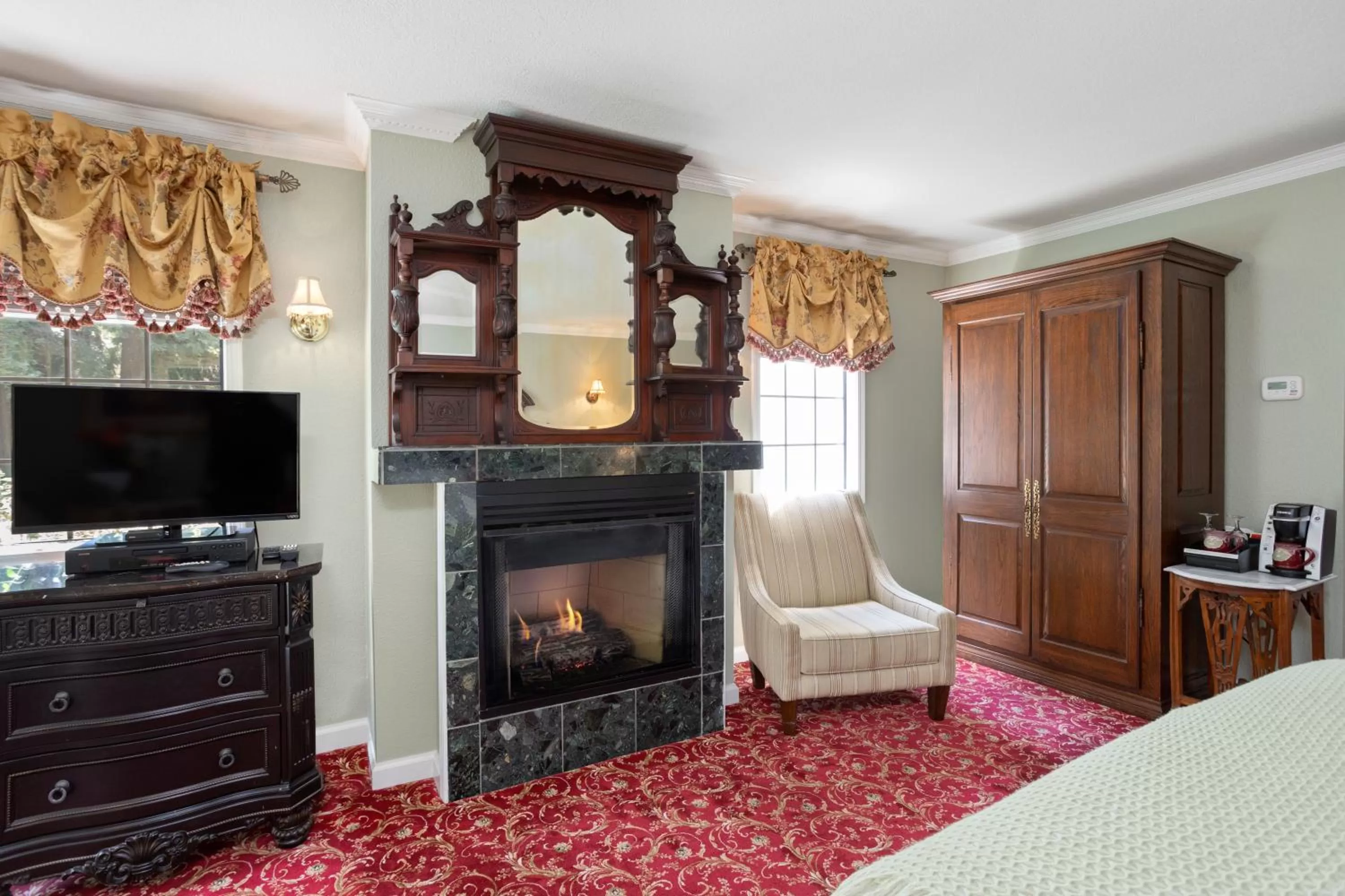 King Room with Spa Bath in Candlelight Inn Napa Valley