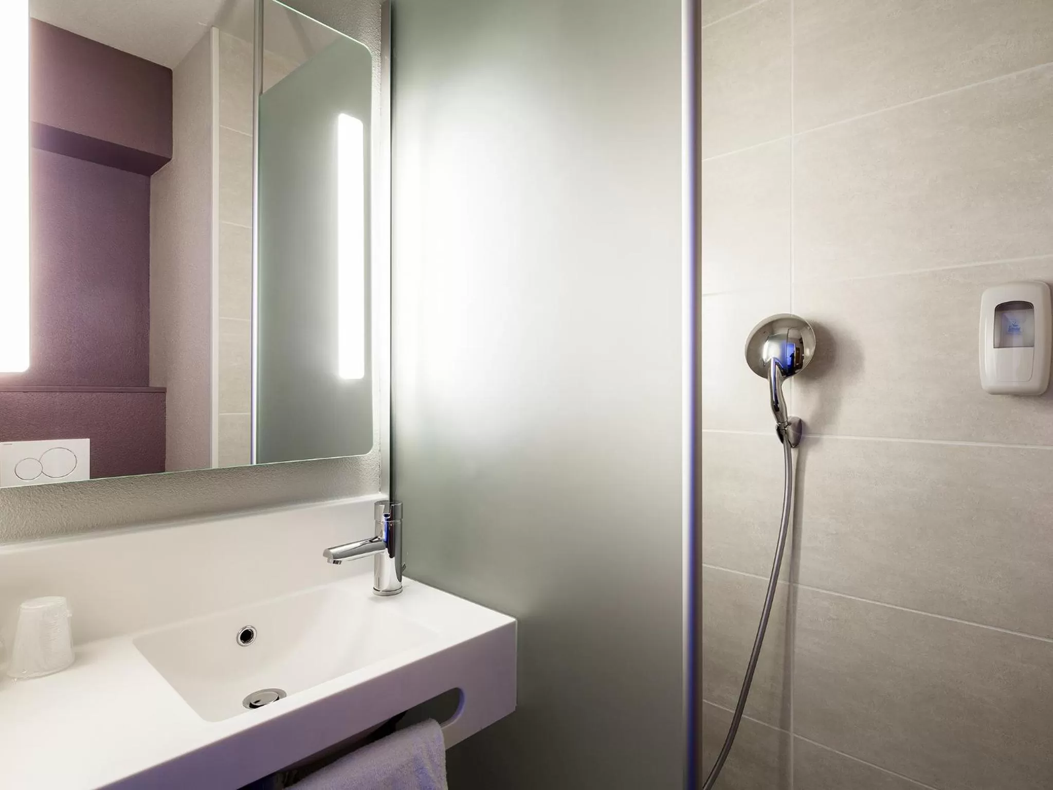 Bathroom in B&B HOTEL Longwy Porte du Luxembourg