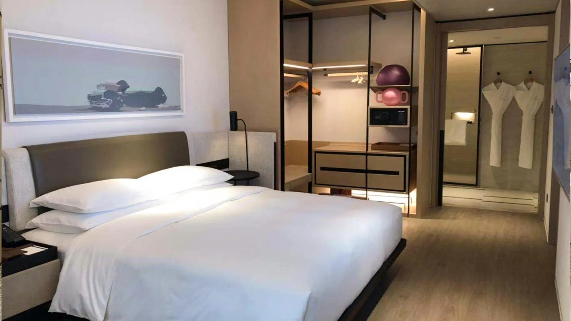 Photo of the whole room, Bed in THE MUMIAN HOTEL Shenzhen luohu