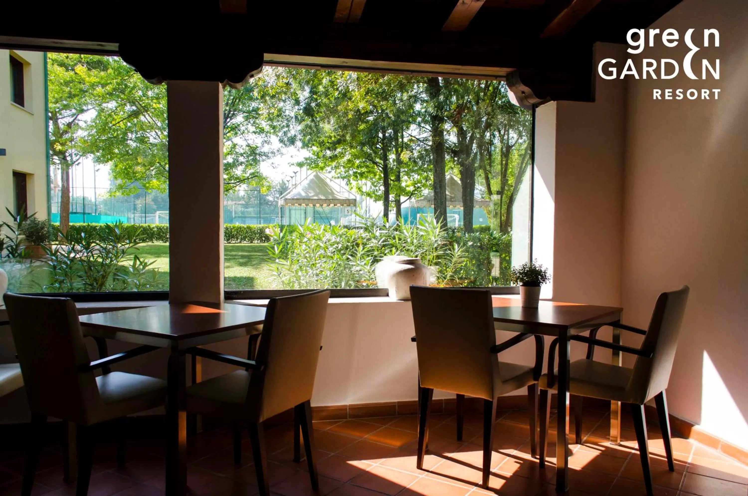 Restaurant/places to eat in GREEN GARDEN Resort - Smart Hotel