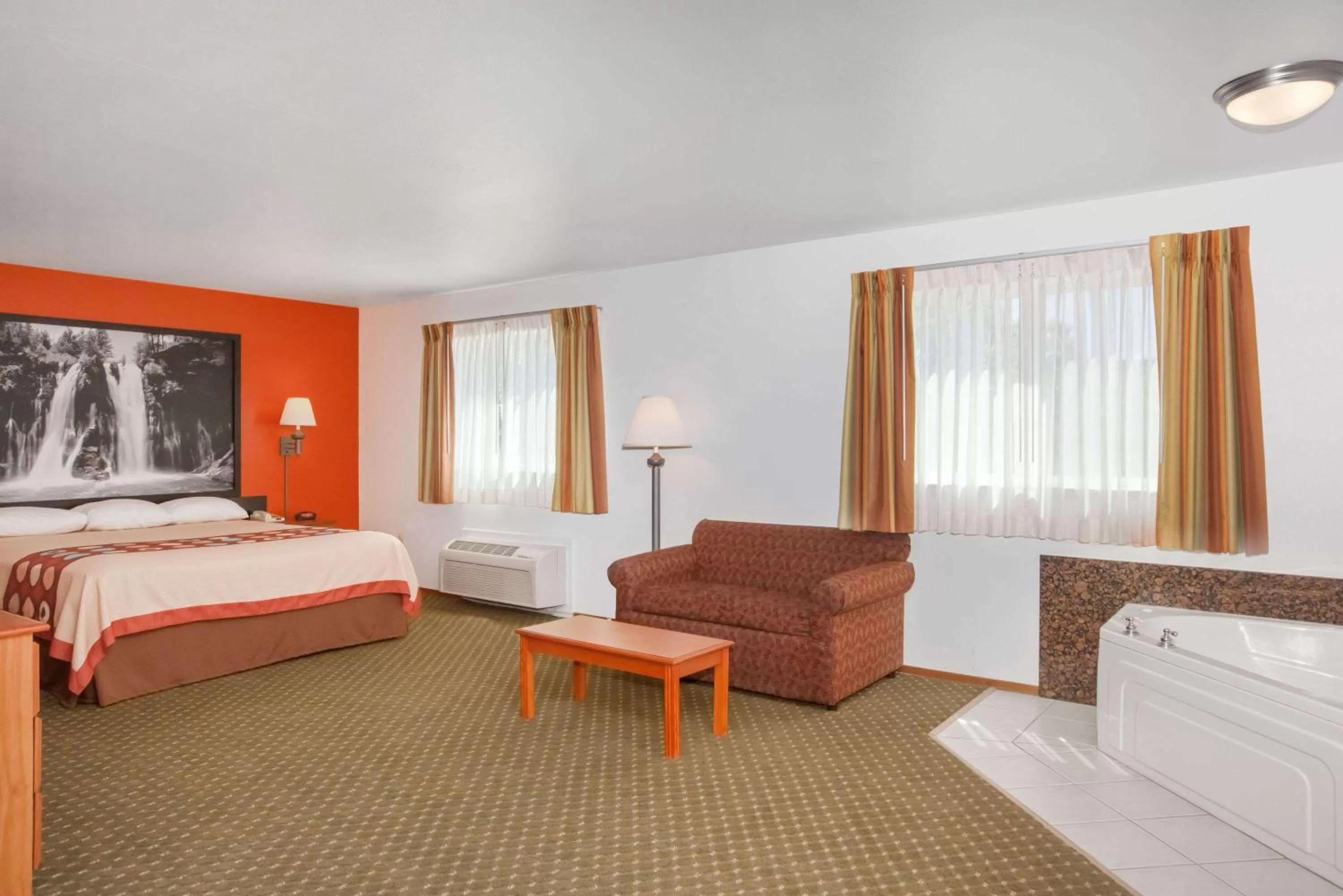 Photo of the whole room, Bed in Super 8 by Wyndham Cloverdale Wine Country