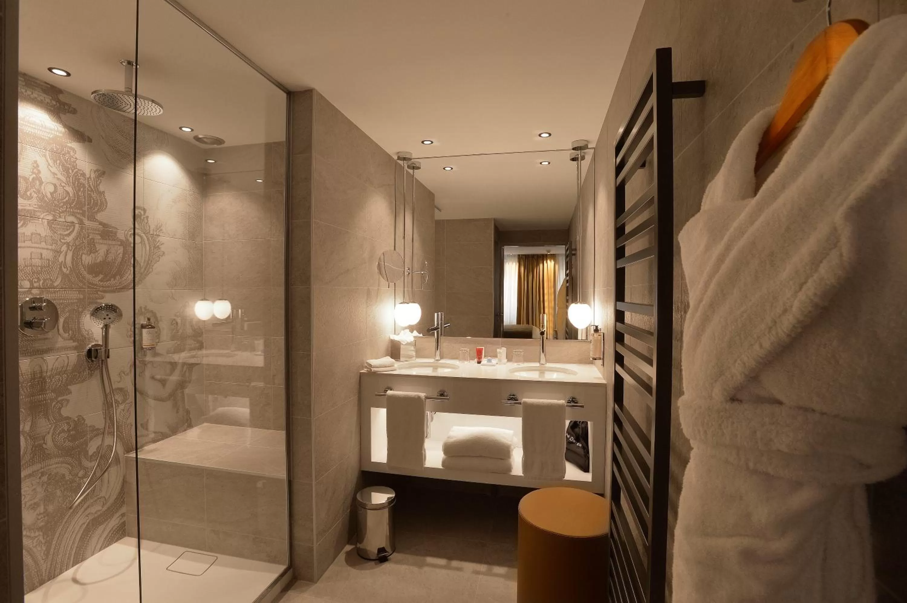 Bathroom in Hotel La Lanterne & Spa By Timhotel