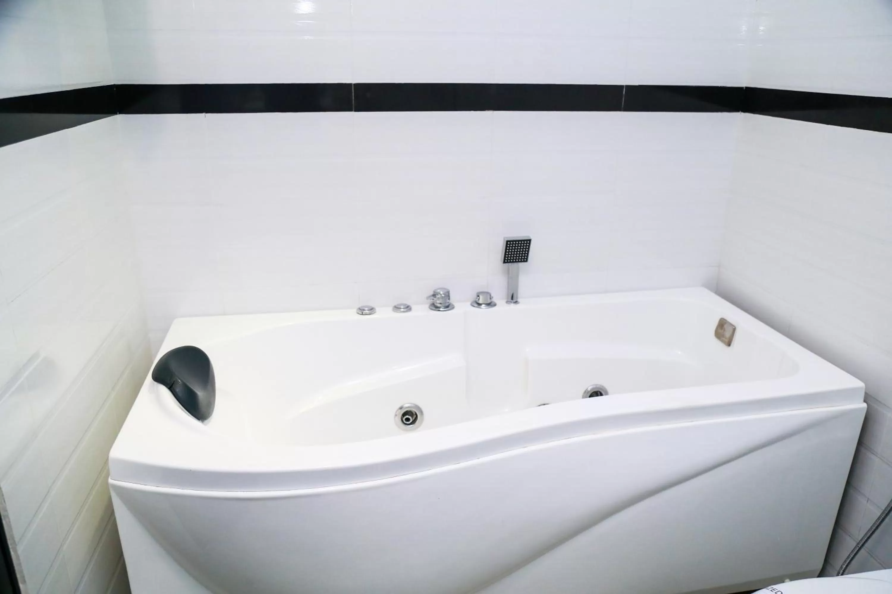 Bathroom in The Covanro Airport Hotel - Katunayake