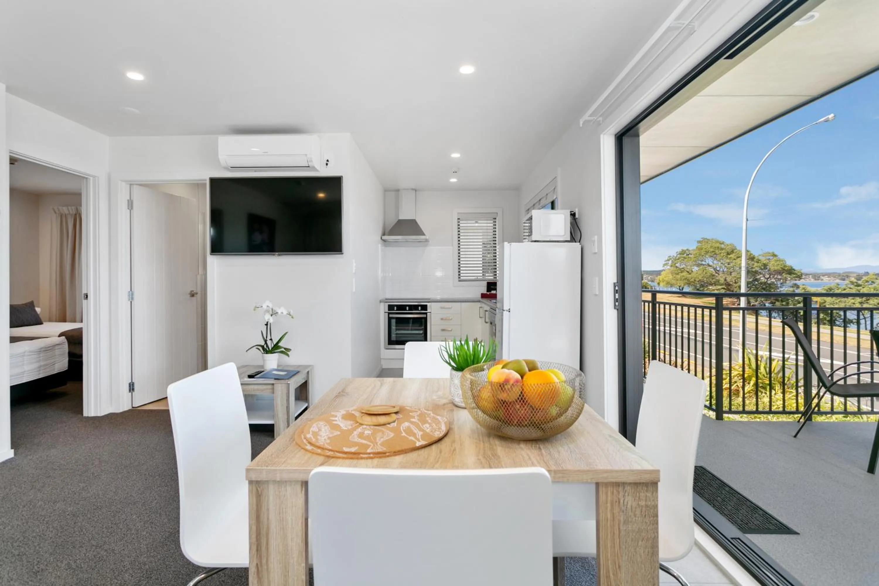 TV and multimedia in Acacia Lake View Motel