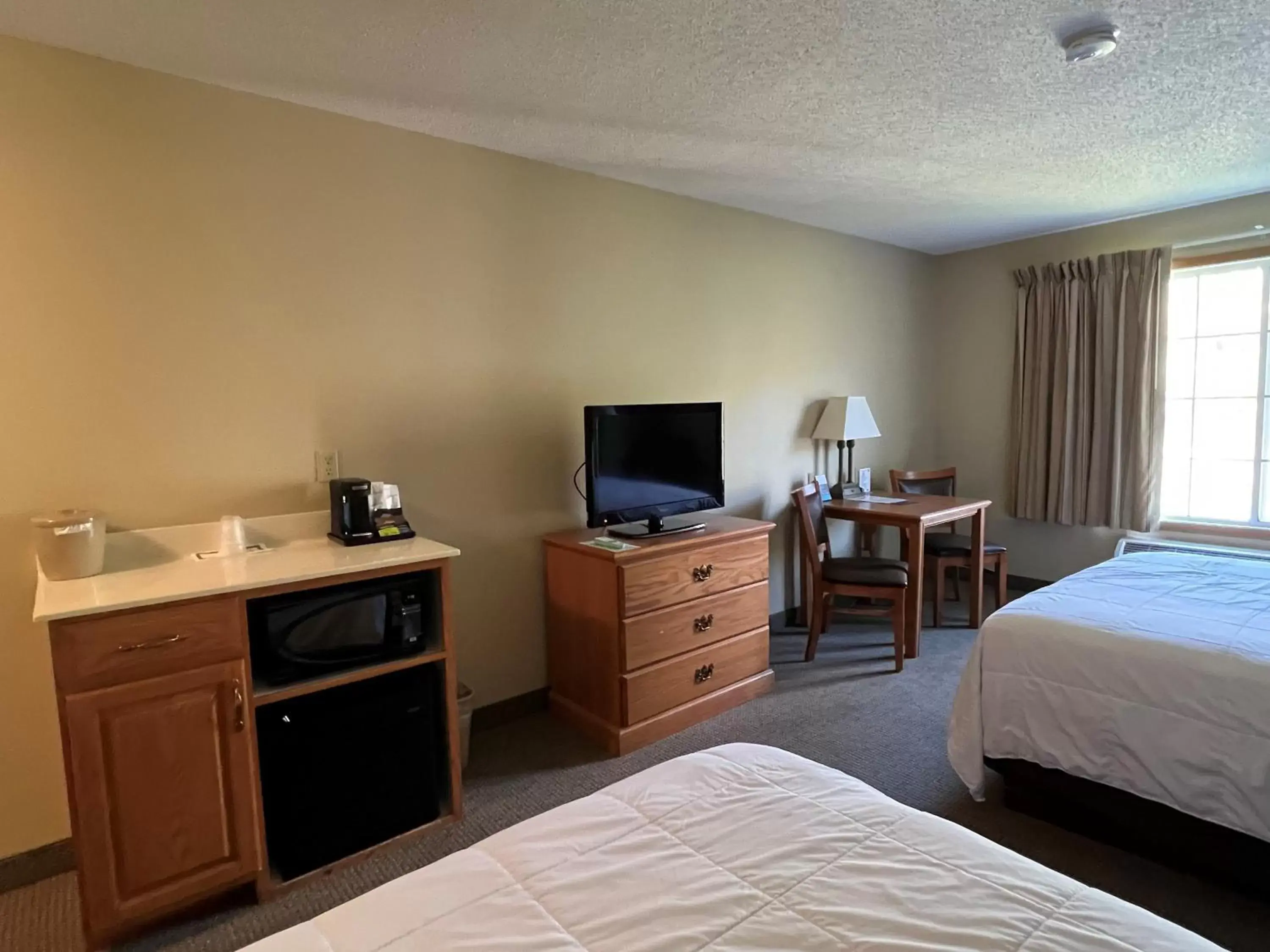 Queen Room with Two Queen Beds in Country Inn Walker Queen Room with Two Queen Beds in Country Inn Walker