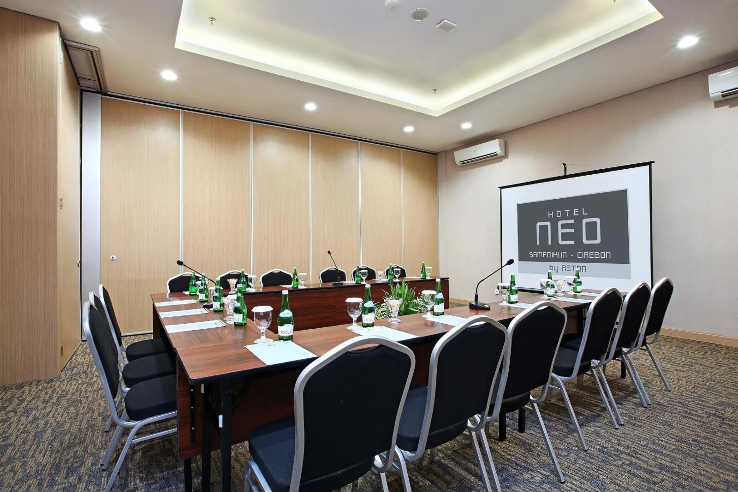 Meeting/conference room in Hotel NEO Cirebon by ASTON