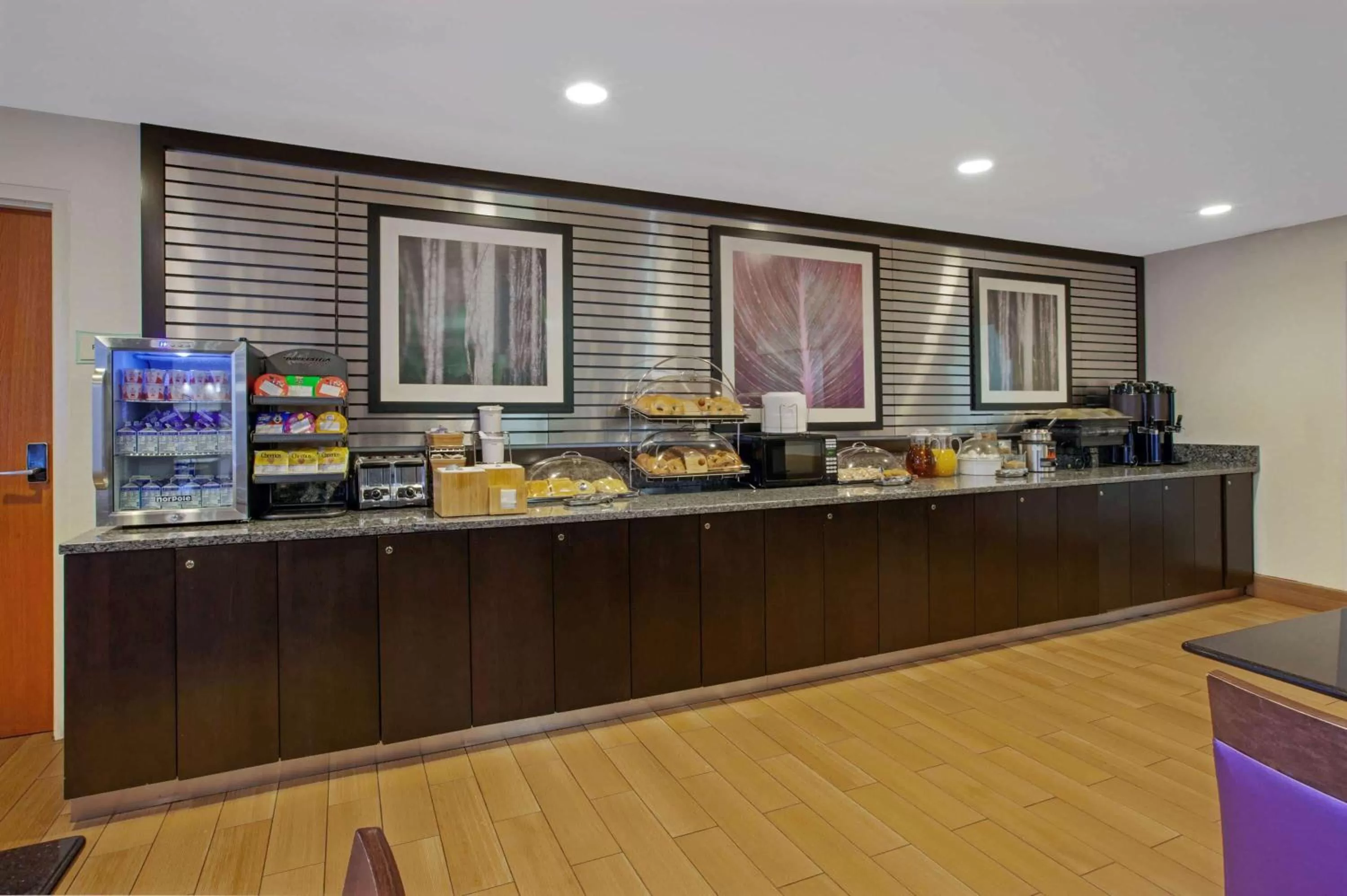 Restaurant/places to eat in La Quinta Inn & Suites by Wyndham Detroit Metro Airport