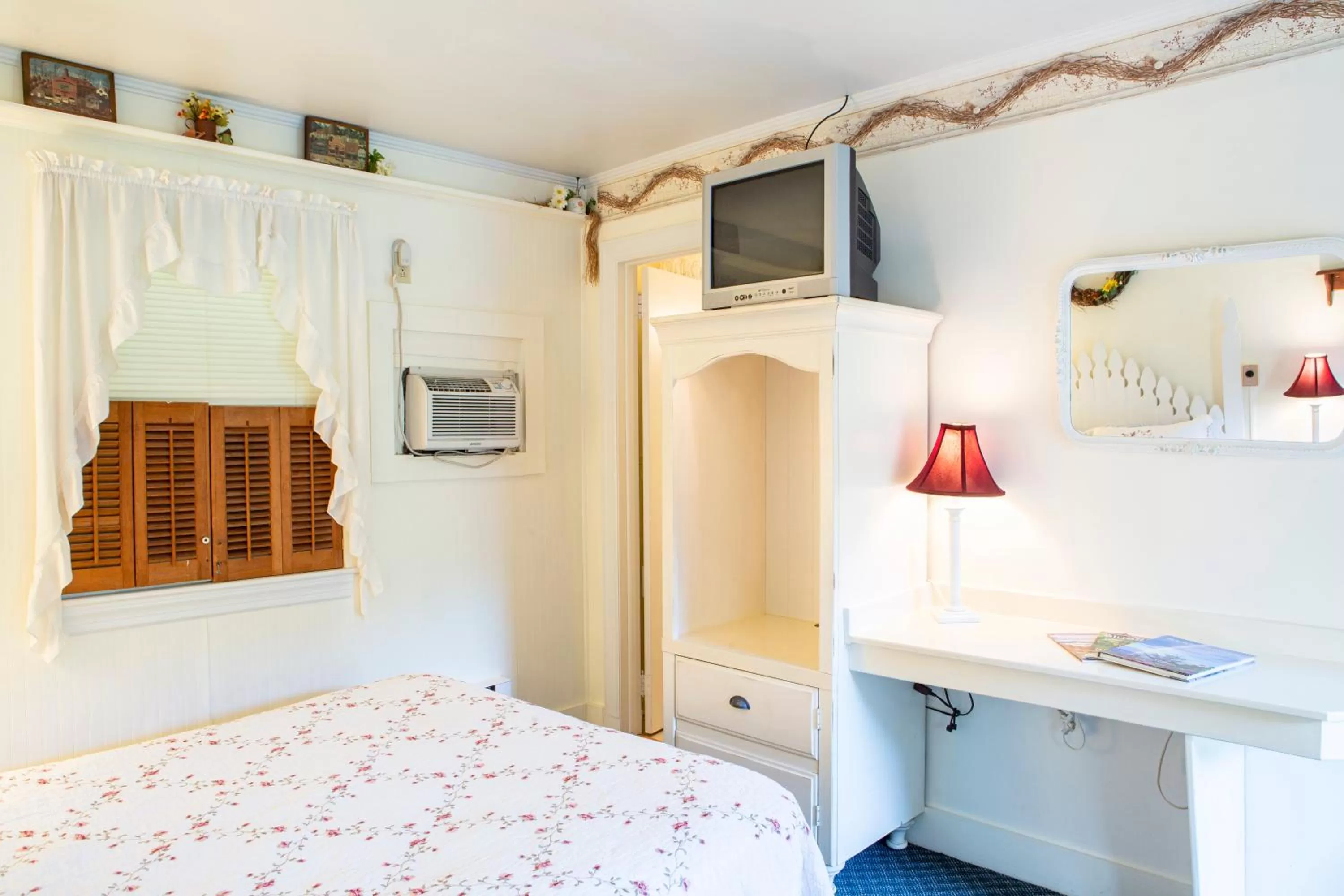 Bed in The Chimney Rock Inn & Cottages