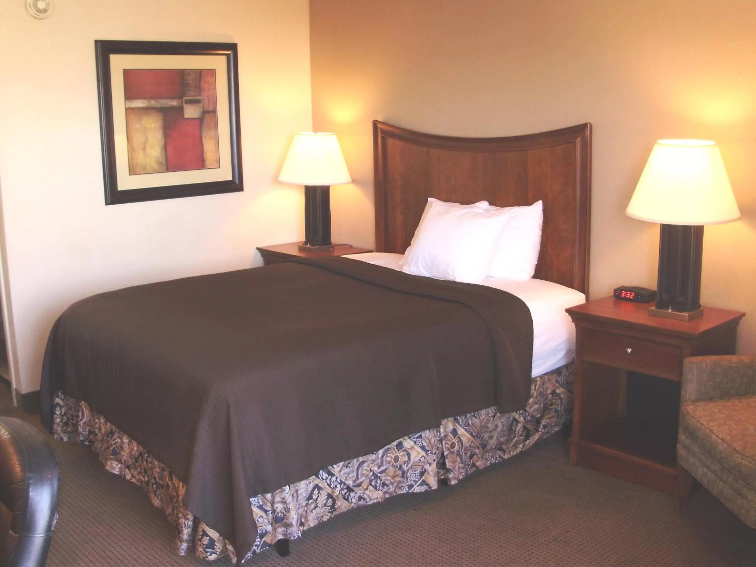 Bed in Trade Winds Central Inn