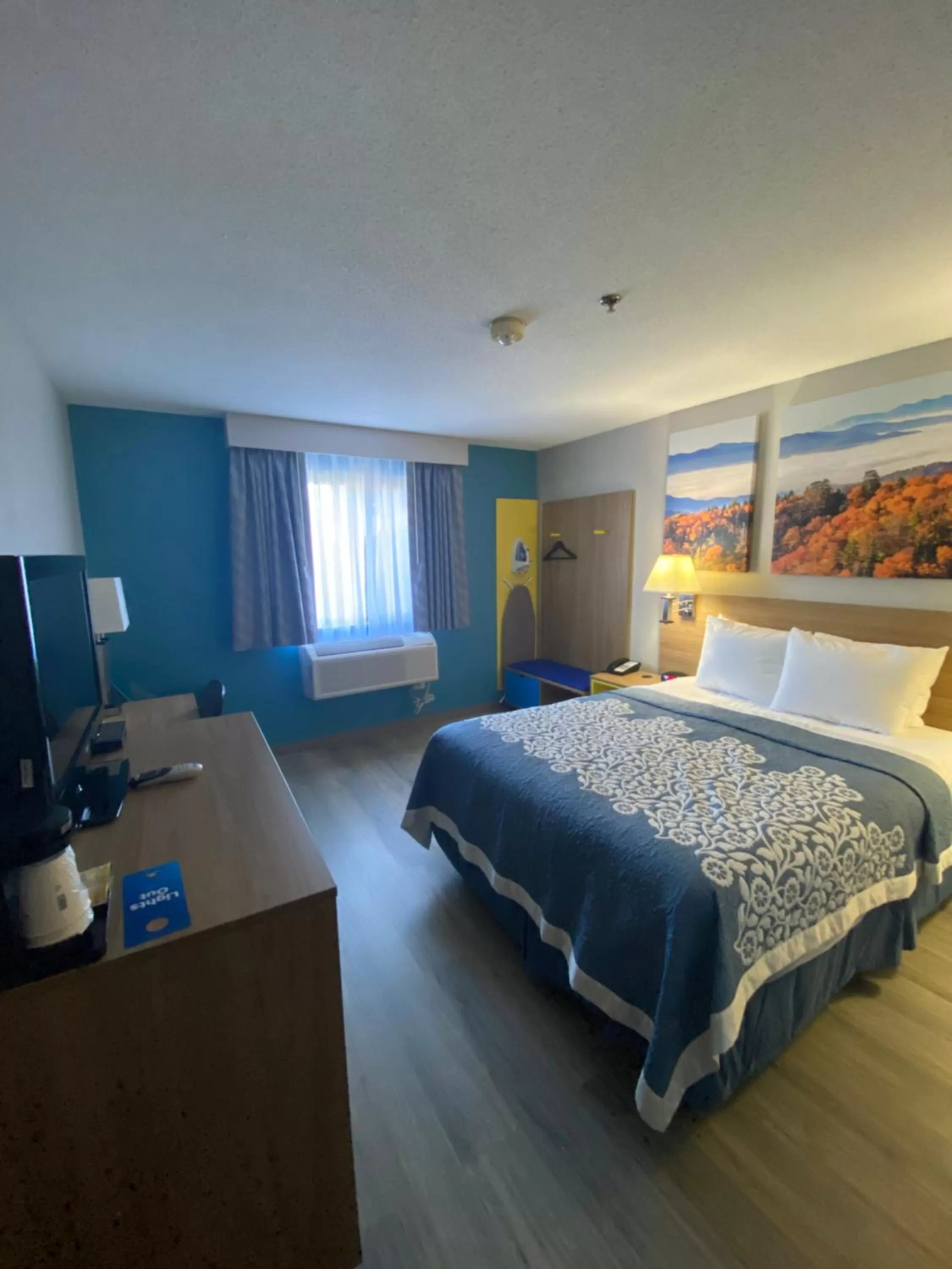 acessibility, Bed in Days Inn by Wyndham Brunswick Bath Area