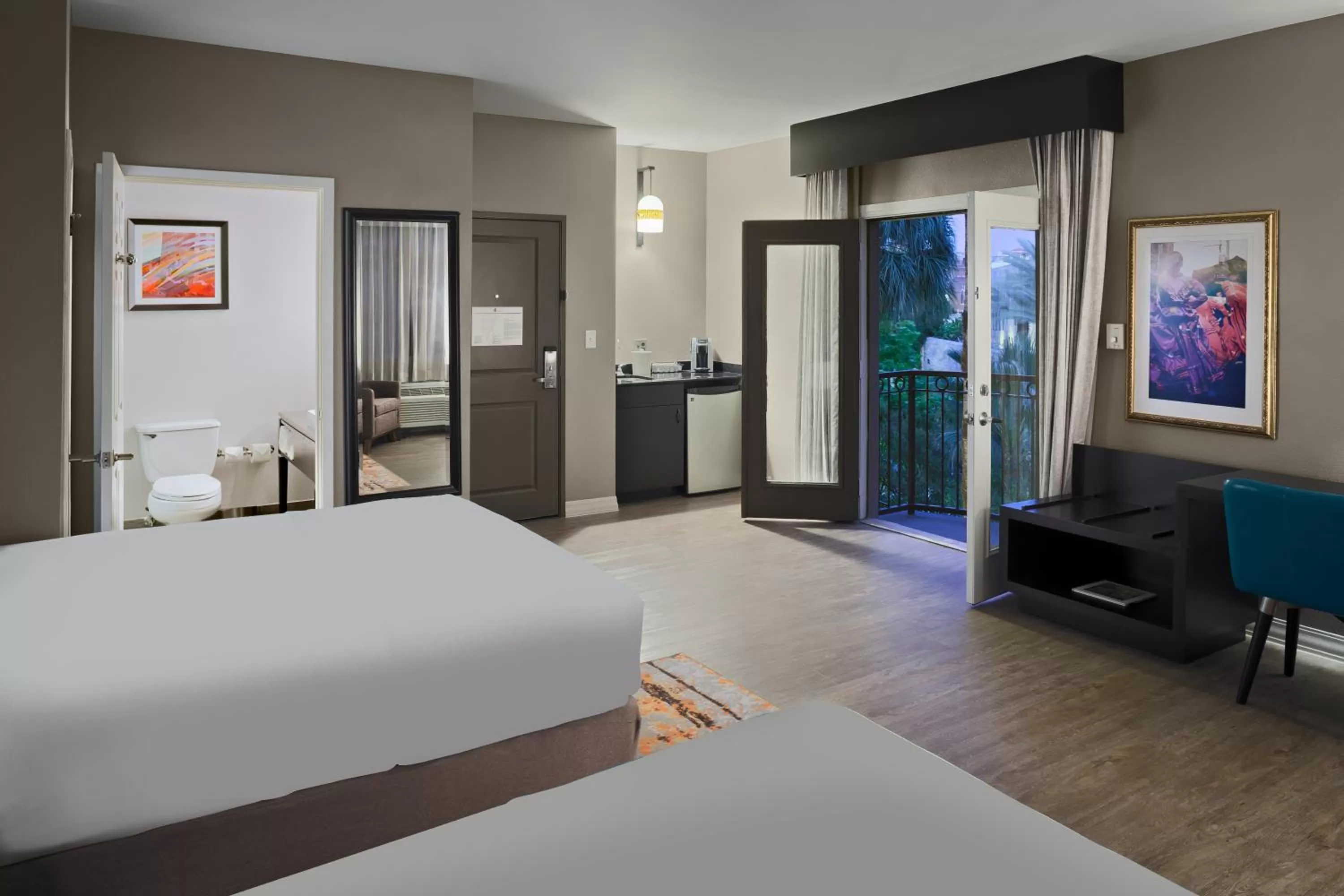 Photo of the whole room, Bed in Hotel Indigo San Antonio Riverwalk by IHG